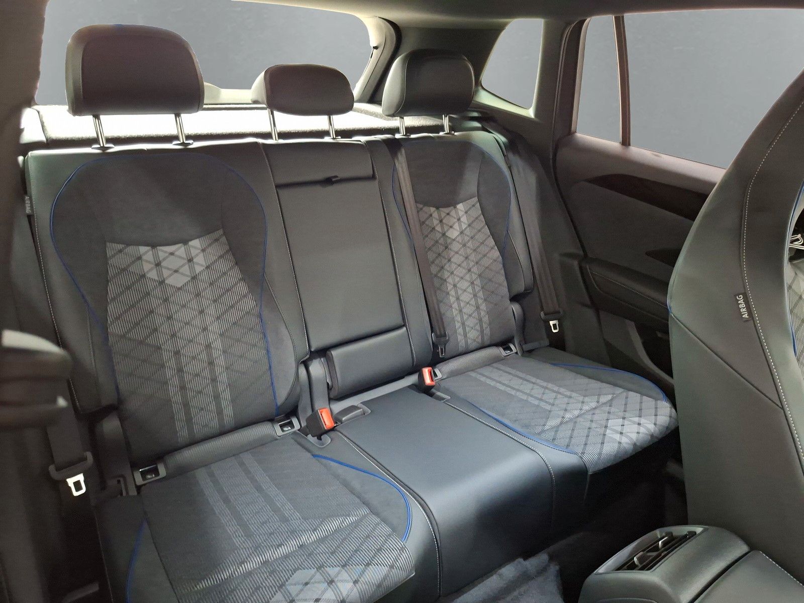 Fahrzeugabbildung Volkswagen Tiguan 1.5eTSI R-Line Pano IQMatrix AHK Headup