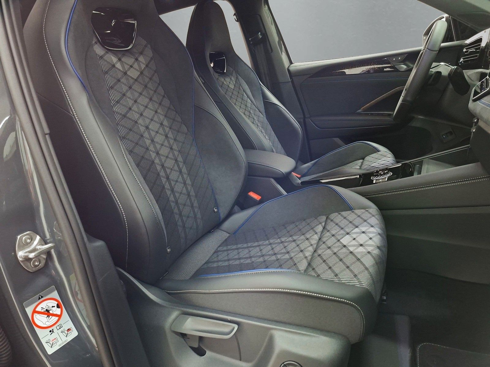 Fahrzeugabbildung Volkswagen Tiguan 1.5eTSI R-Line Pano IQMatrix AHK Headup
