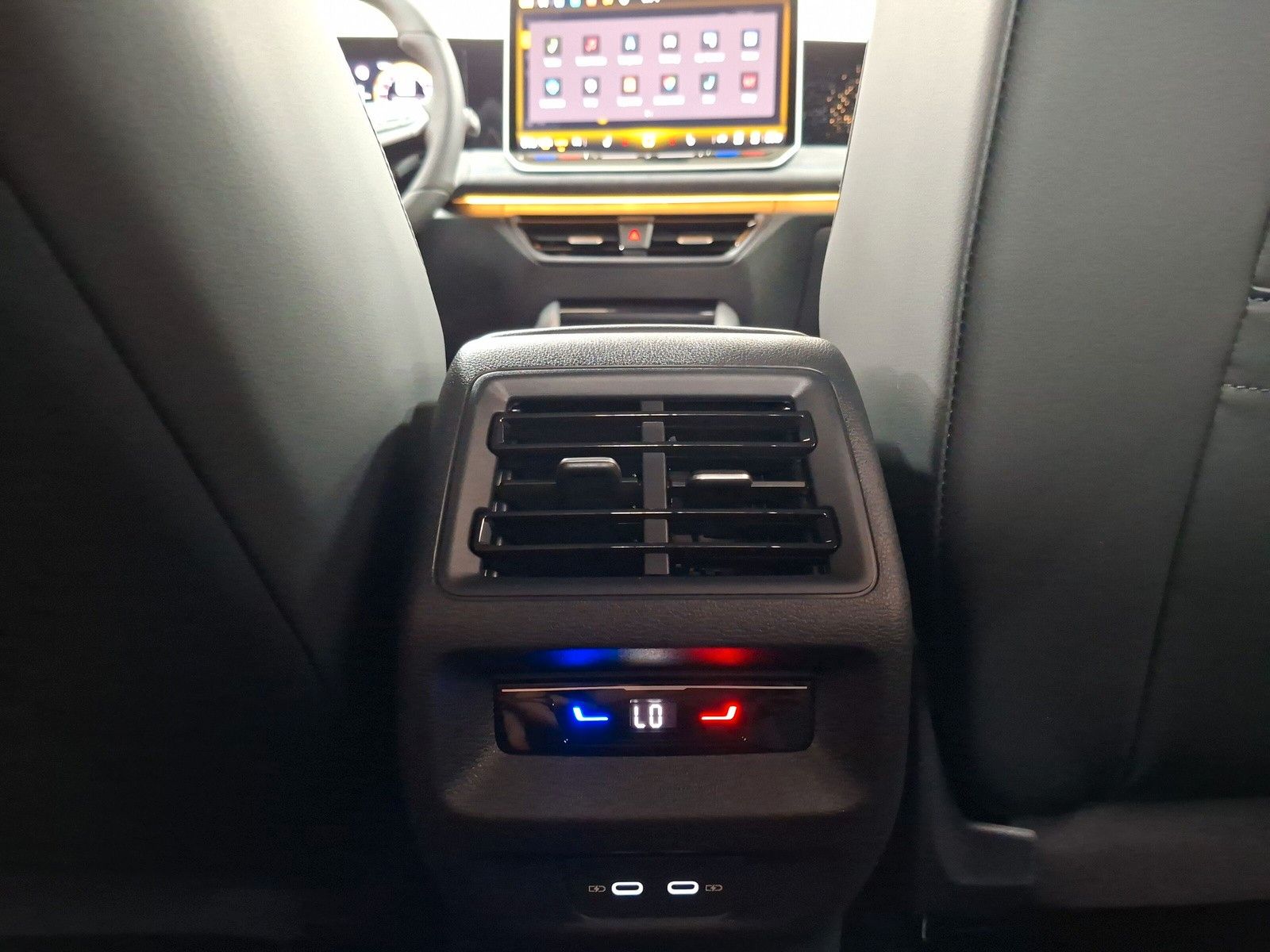 Fahrzeugabbildung Volkswagen Tiguan 1.5eTSI R-Line Pano IQMatrix AHK Headup