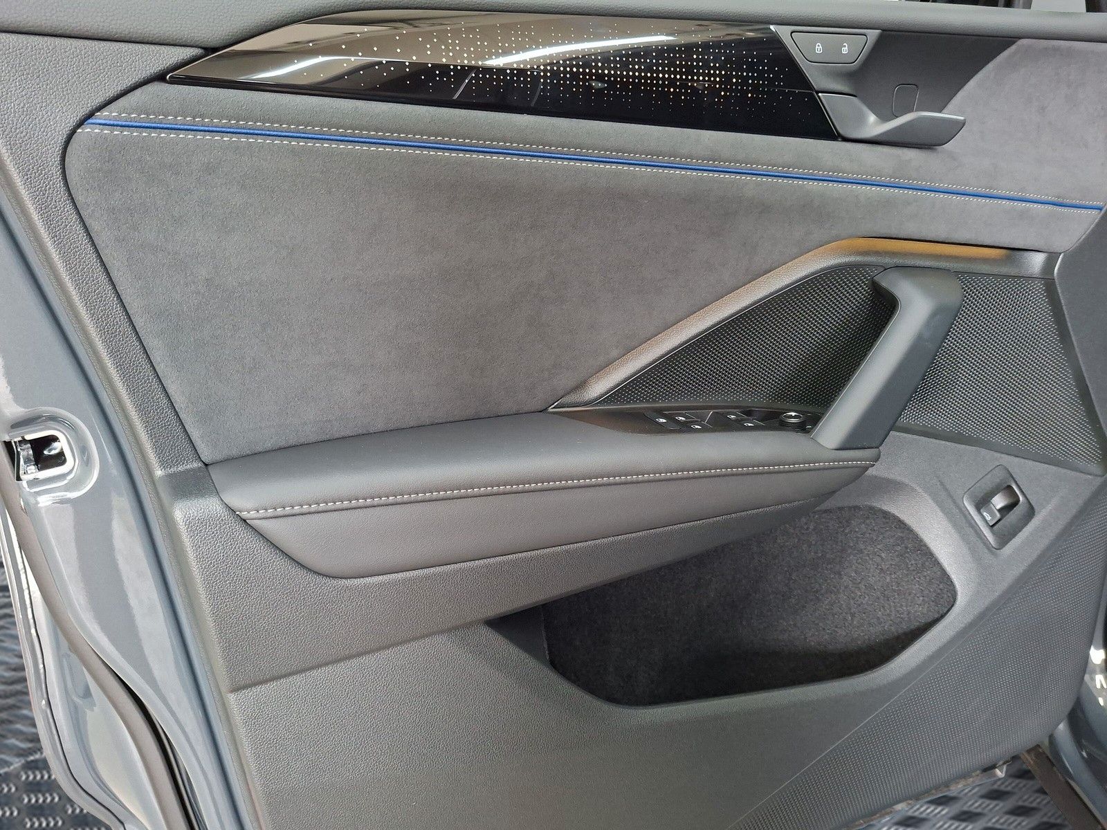 Fahrzeugabbildung Volkswagen Tiguan 1.5eTSI R-Line Pano IQMatrix AHK Headup