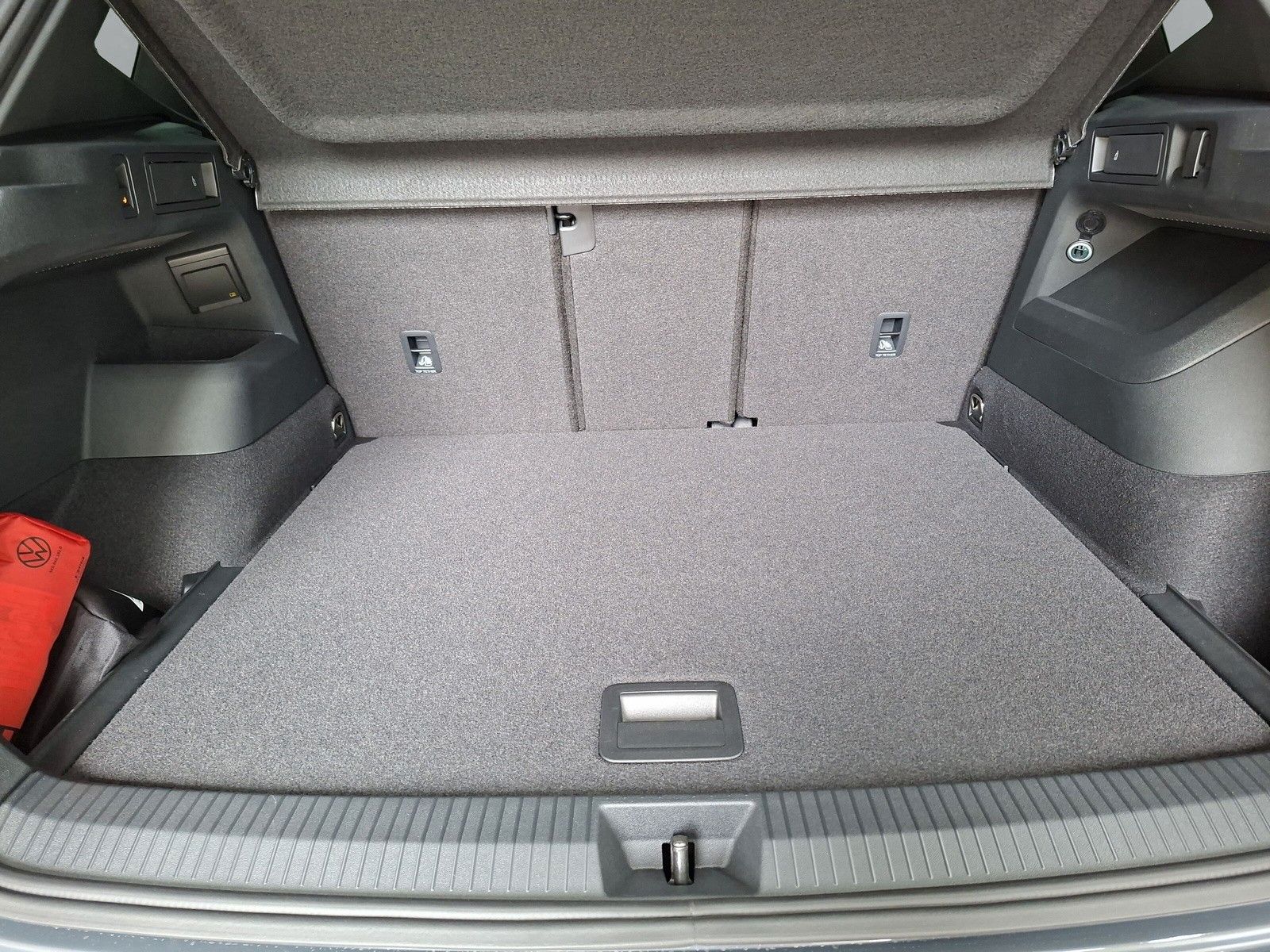 Fahrzeugabbildung Volkswagen Tiguan 1.5eTSI R-Line Pano IQMatrix AHK Headup