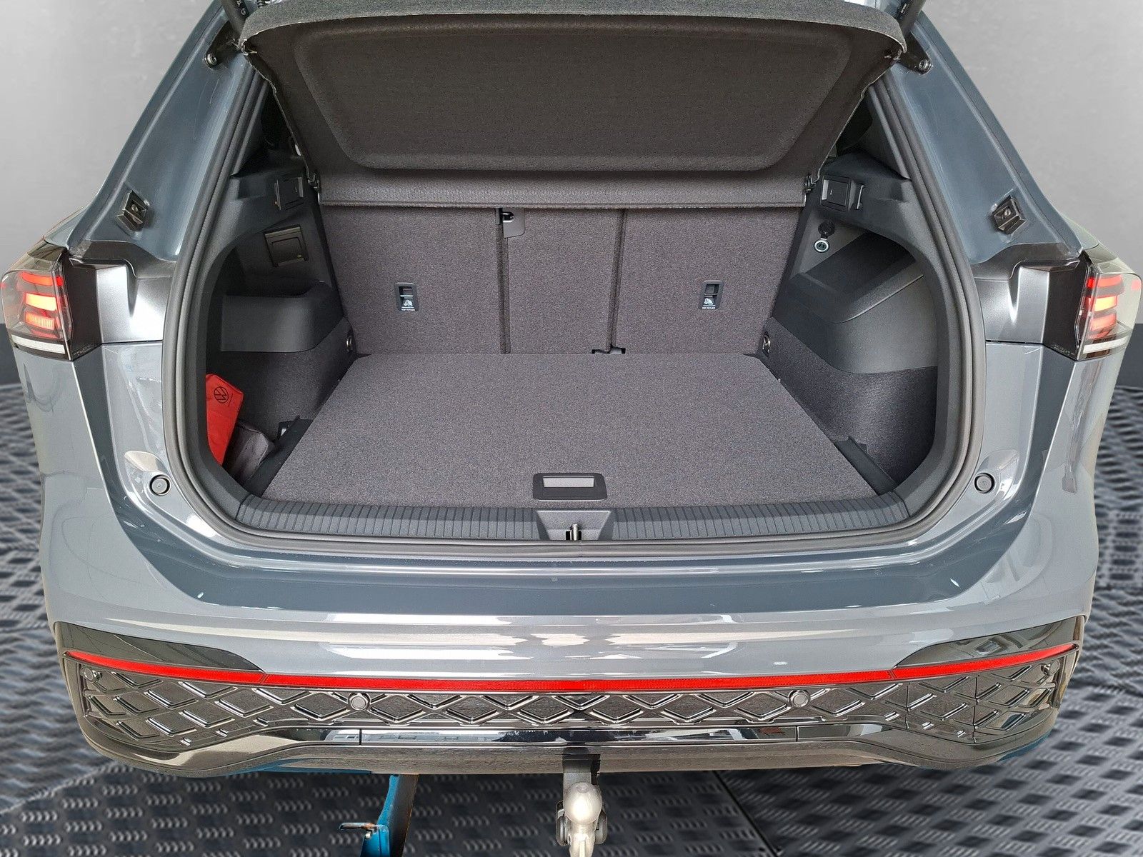 Fahrzeugabbildung Volkswagen Tiguan 1.5eTSI R-Line Pano IQMatrix AHK Headup
