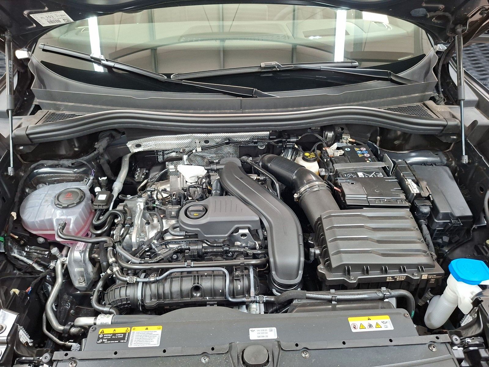 Fahrzeugabbildung Volkswagen Tiguan 1.5eTSI R-Line Pano IQMatrix AHK Headup