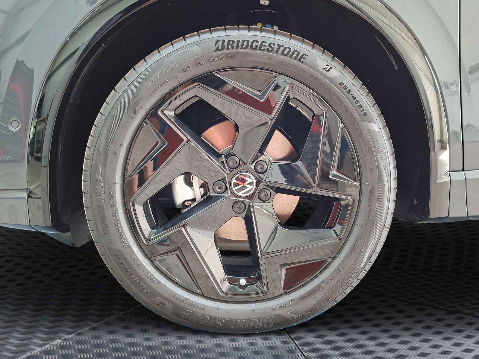 Fahrzeugabbildung Volkswagen Tiguan 1.5eTSI R-Line Pano IQMatrix AHK Headup