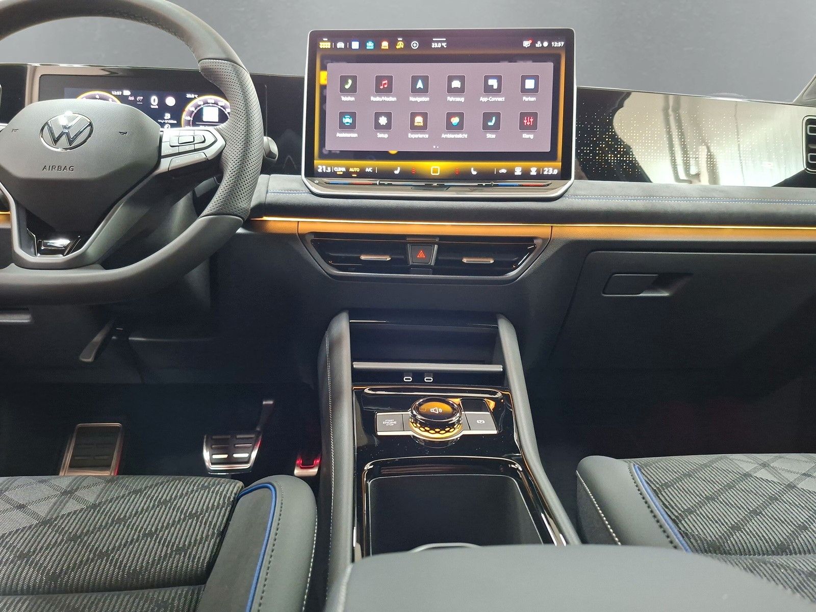 Fahrzeugabbildung Volkswagen Tiguan 1.5eTSI R-Line Pano IQMatrix AHK Headup