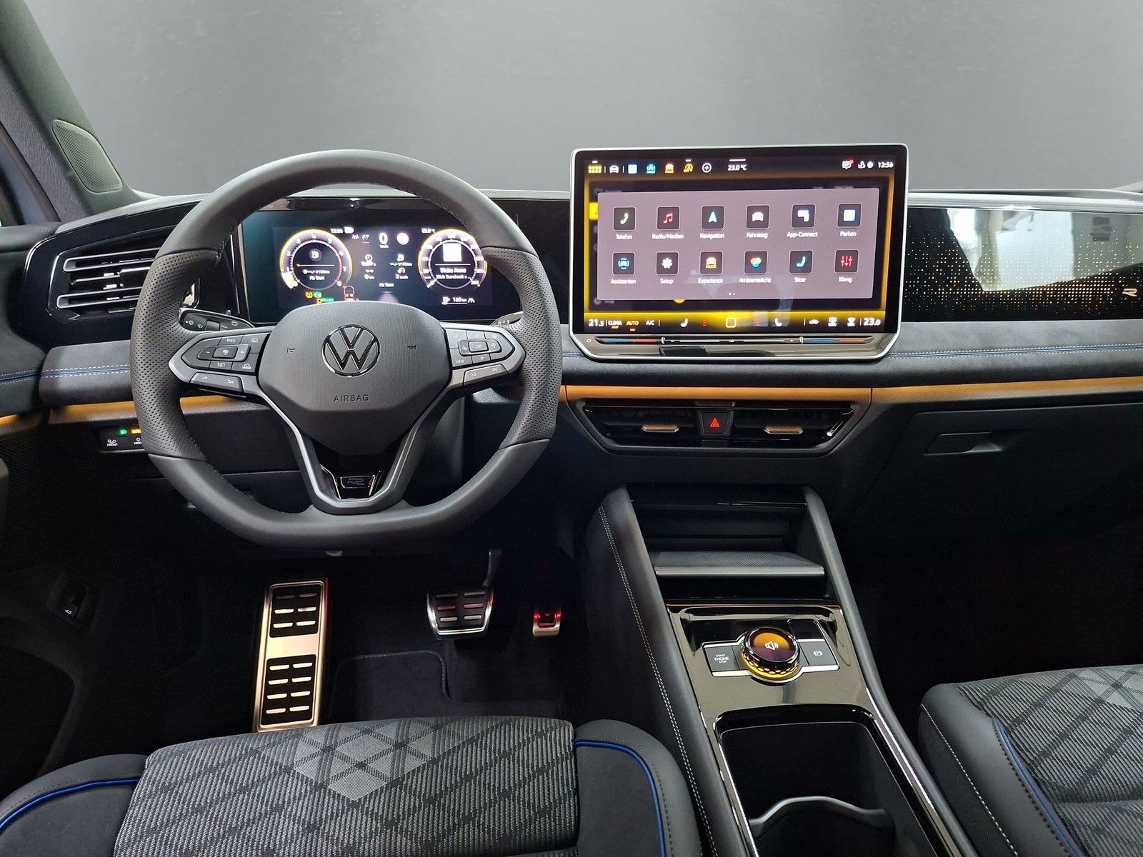 Fahrzeugabbildung Volkswagen Tiguan 1.5eTSI R-Line Pano IQMatrix AHK Headup