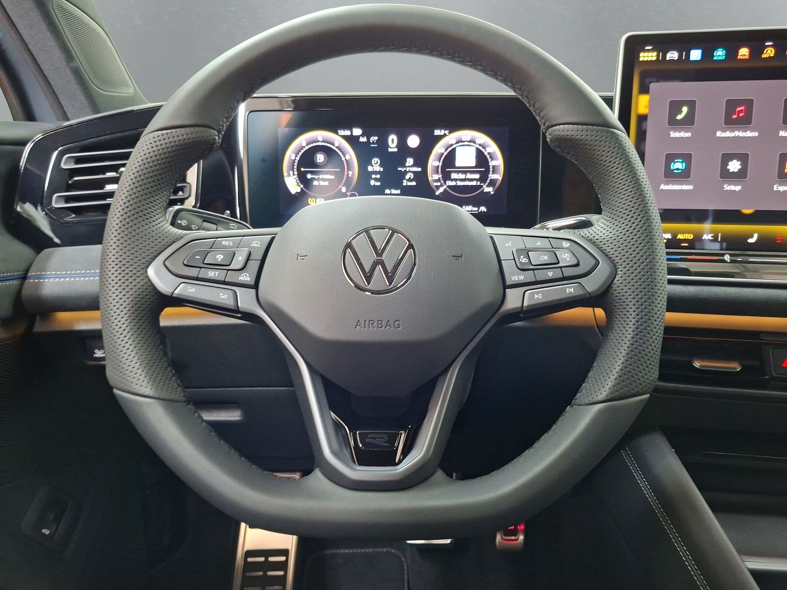 Fahrzeugabbildung Volkswagen Tiguan 1.5eTSI R-Line Pano IQMatrix AHK Headup