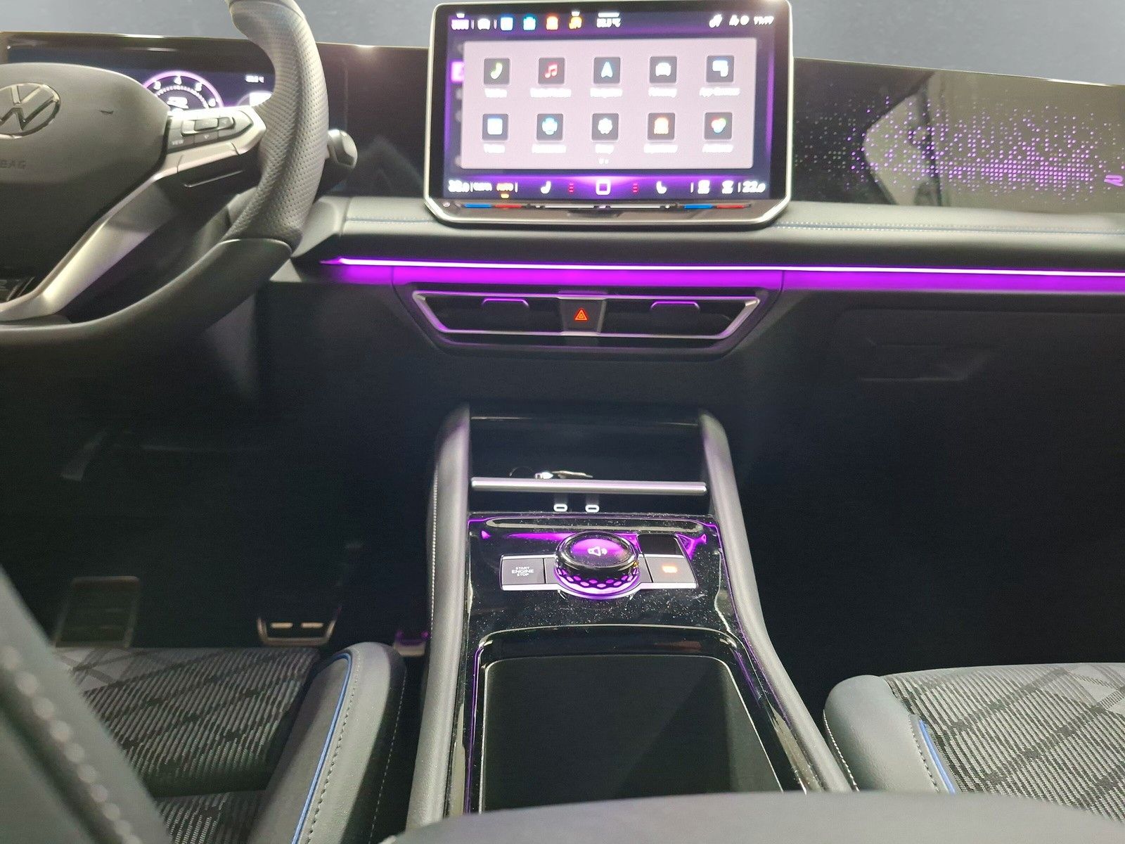 Fahrzeugabbildung Volkswagen Tiguan 1.5 eTSI R-Line 19"AHK PanoMatrix DCC