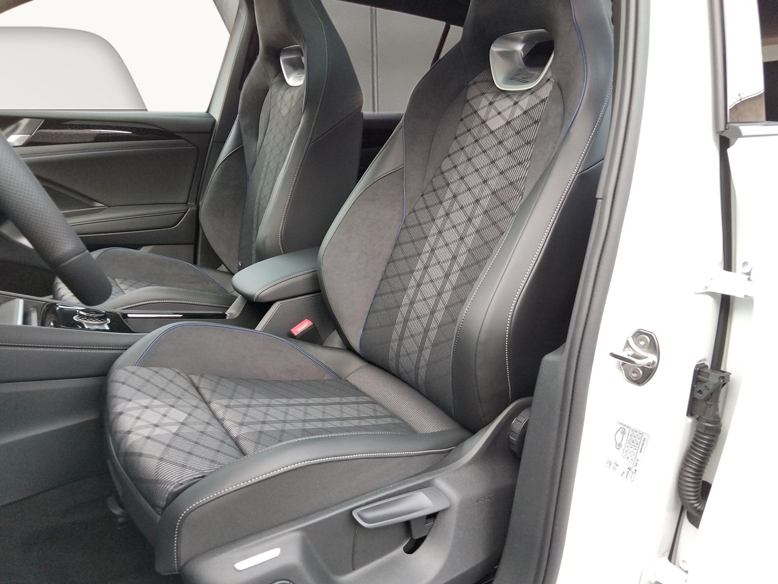 Fahrzeugabbildung Volkswagen Tiguan 1.5 eTSI R-Line 19"AHK PanoMatrix DCC