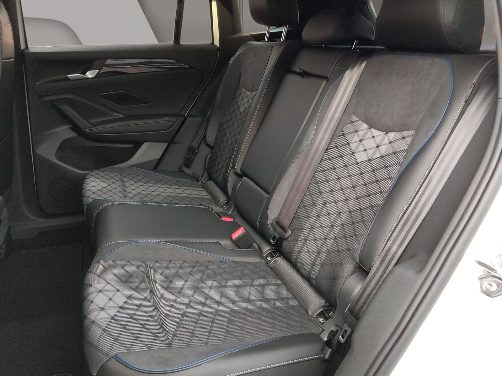 Fahrzeugabbildung Volkswagen Tiguan 1.5 eTSI R-Line 19"AHK PanoMatrix DCC