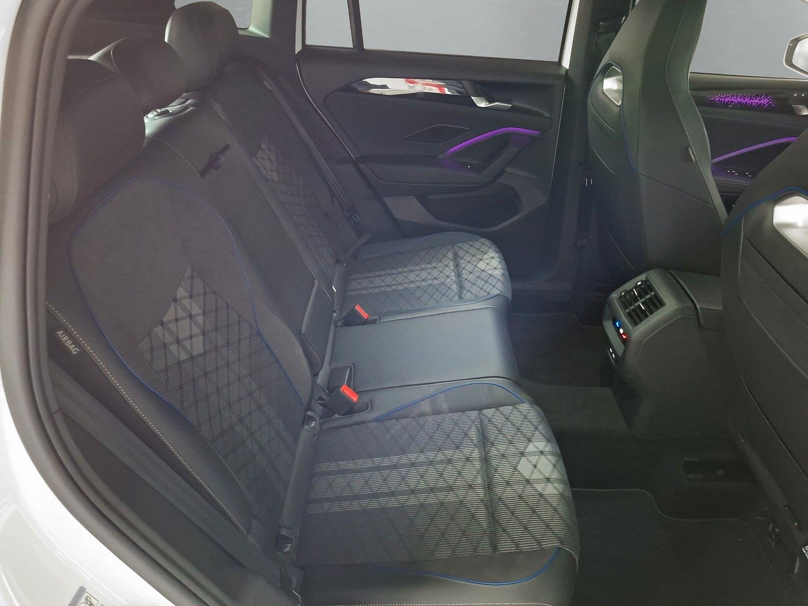 Fahrzeugabbildung Volkswagen Tiguan 1.5 eTSI R-Line 19"AHK PanoMatrix DCC