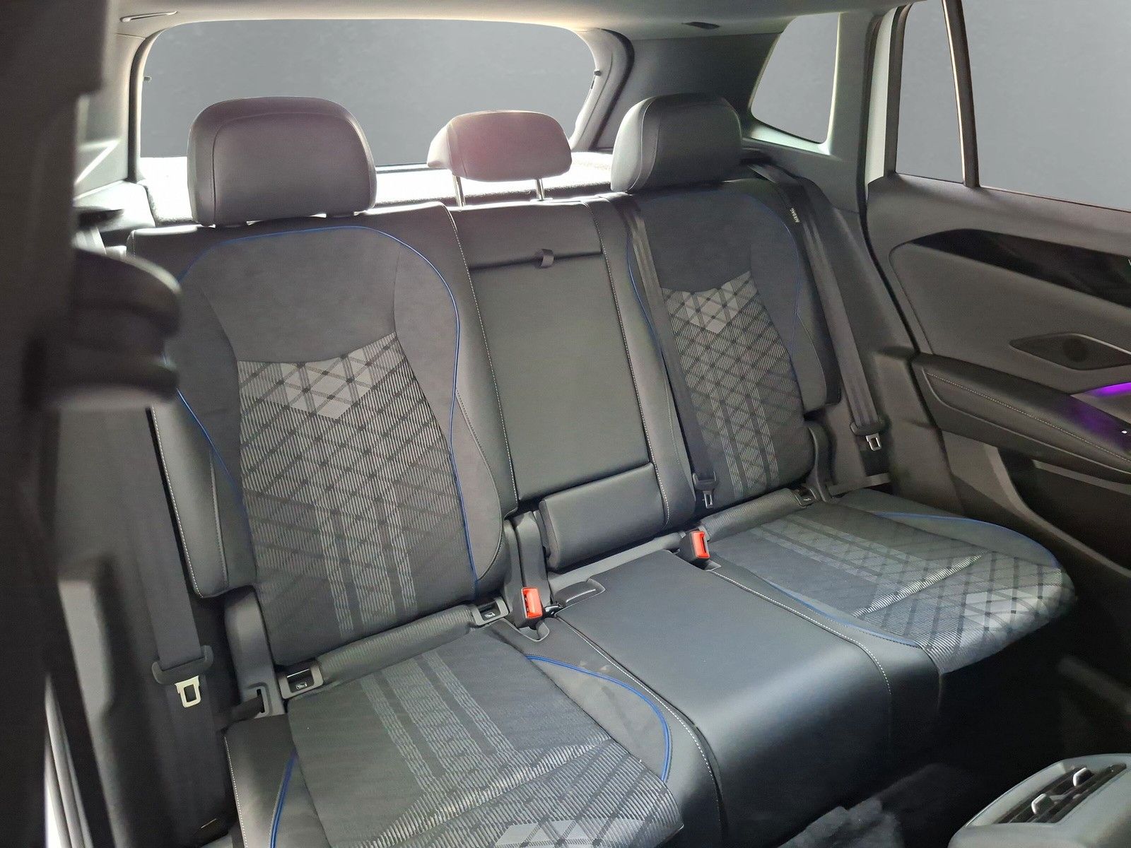 Fahrzeugabbildung Volkswagen Tiguan 1.5 eTSI R-Line 19"AHK PanoMatrix DCC