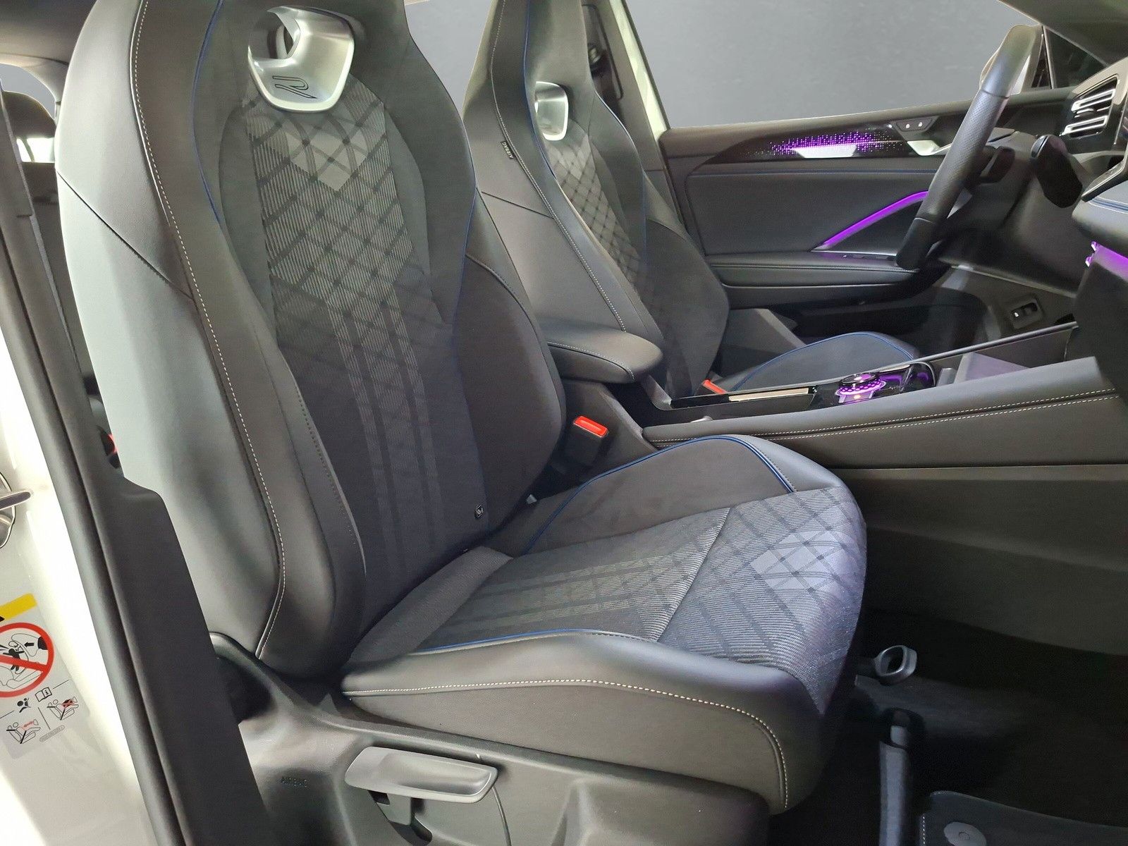 Fahrzeugabbildung Volkswagen Tiguan 1.5 eTSI R-Line 19"AHK PanoMatrix DCC