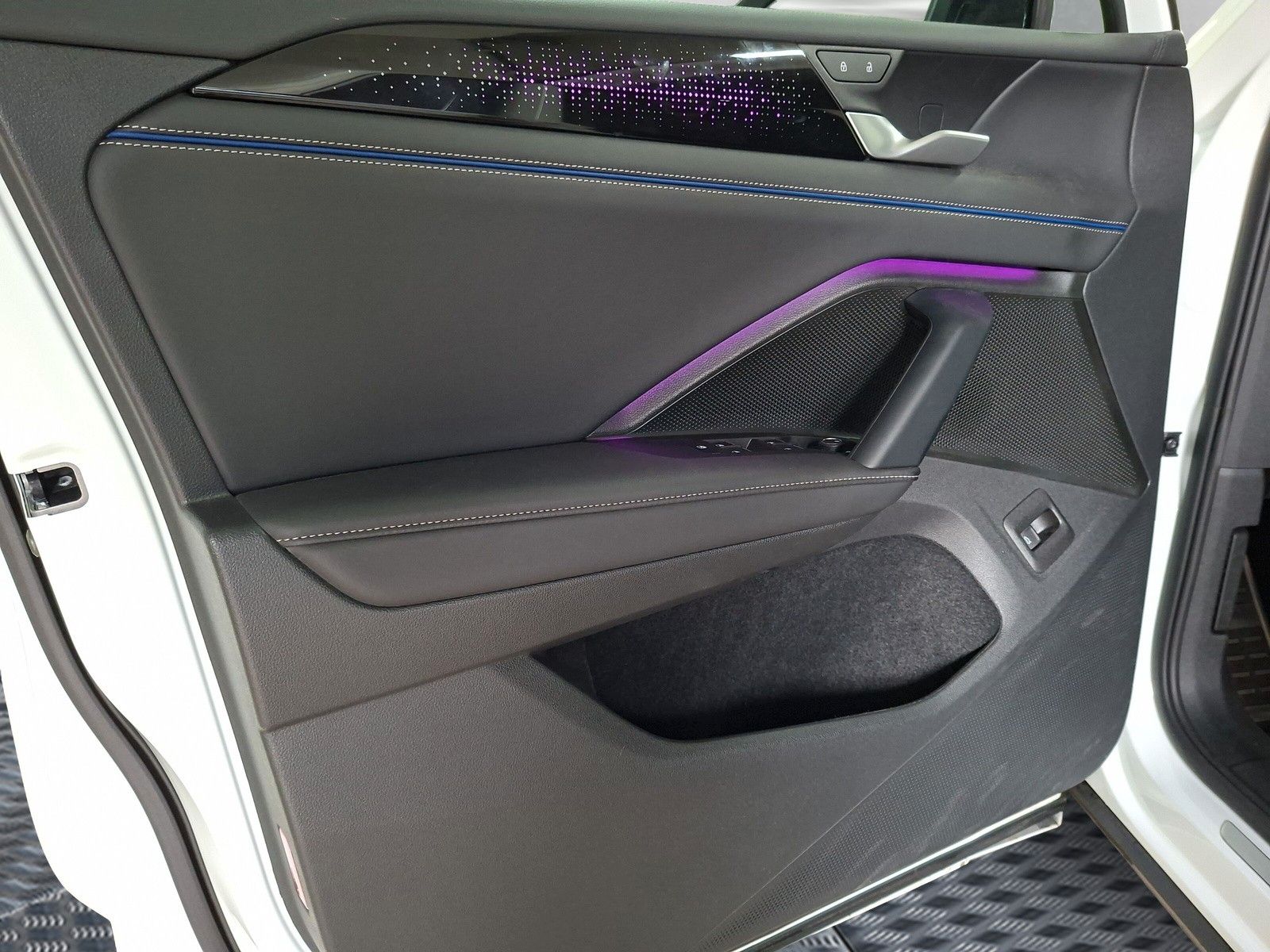 Fahrzeugabbildung Volkswagen Tiguan 1.5 eTSI R-Line 19"AHK PanoMatrix DCC