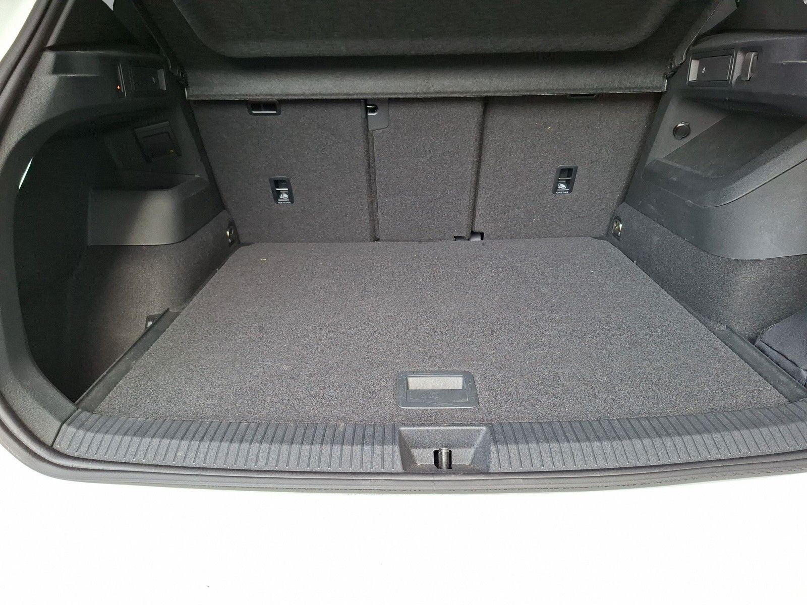 Fahrzeugabbildung Volkswagen Tiguan 1.5 eTSI R-Line 19"AHK PanoMatrix DCC