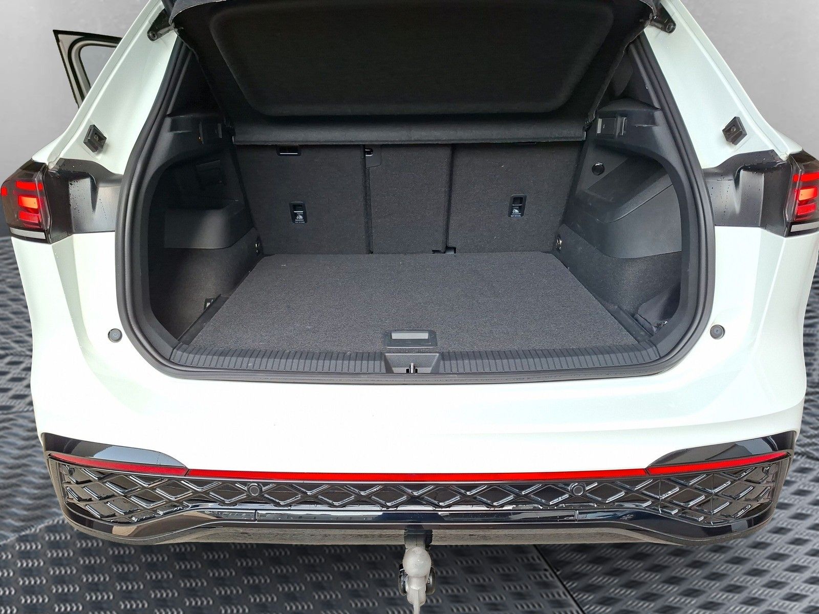 Fahrzeugabbildung Volkswagen Tiguan 1.5 eTSI R-Line 19"AHK PanoMatrix DCC
