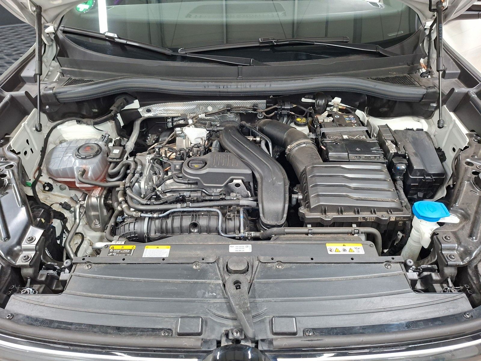 Fahrzeugabbildung Volkswagen Tiguan 1.5 eTSI R-Line 19"AHK PanoMatrix DCC