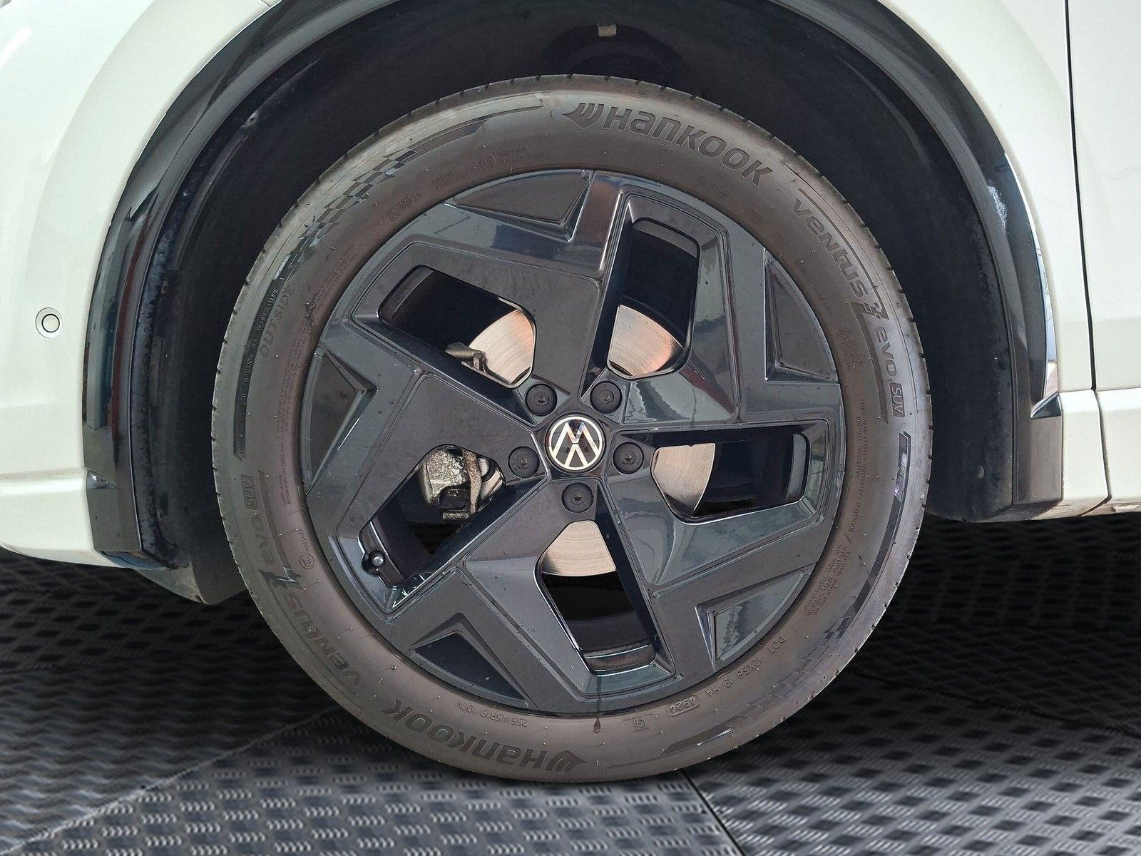 Fahrzeugabbildung Volkswagen Tiguan 1.5 eTSI R-Line 19"AHK PanoMatrix DCC