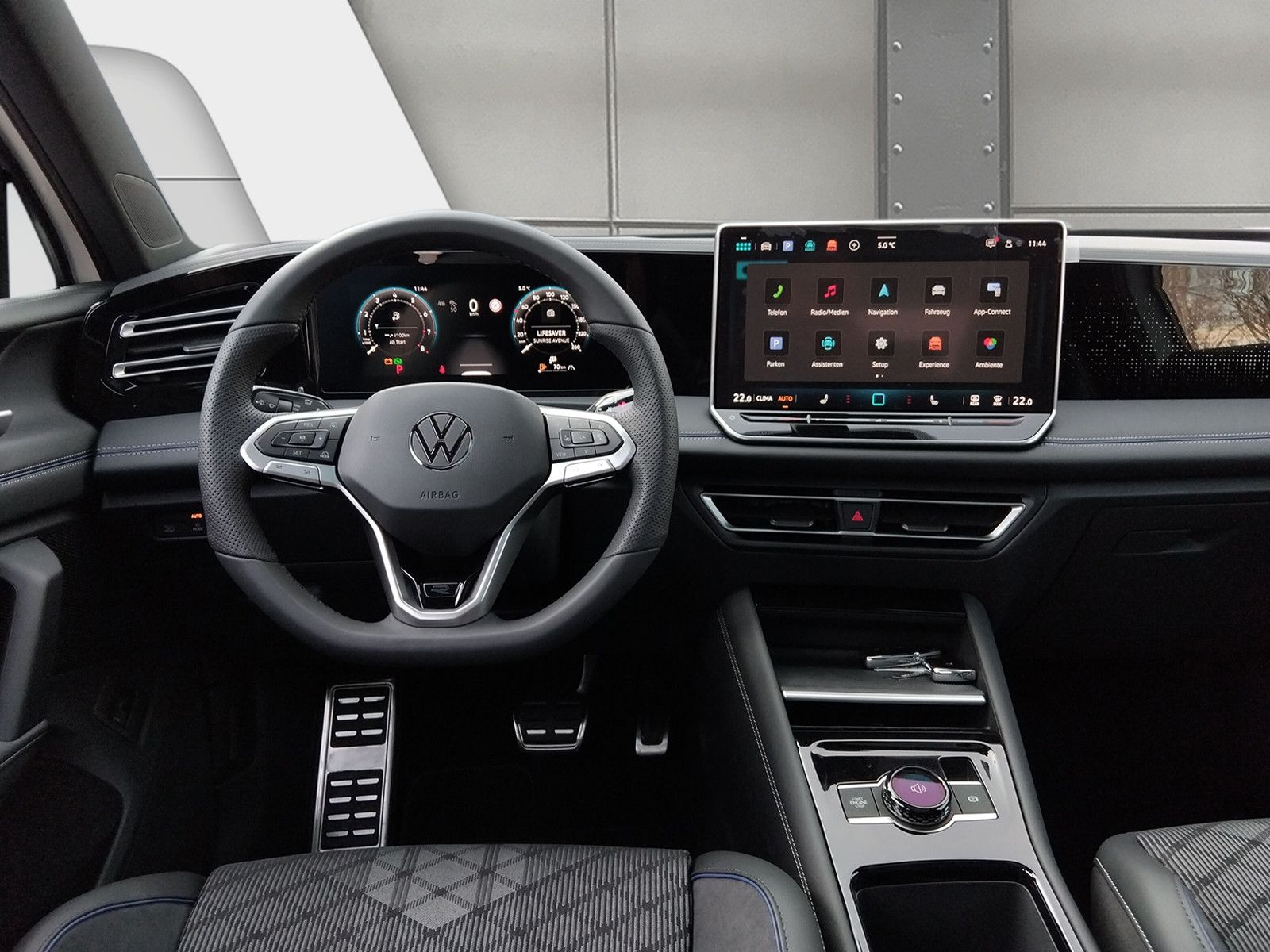 Fahrzeugabbildung Volkswagen Tiguan 1.5 eTSI R-Line 19"AHK PanoMatrix DCC