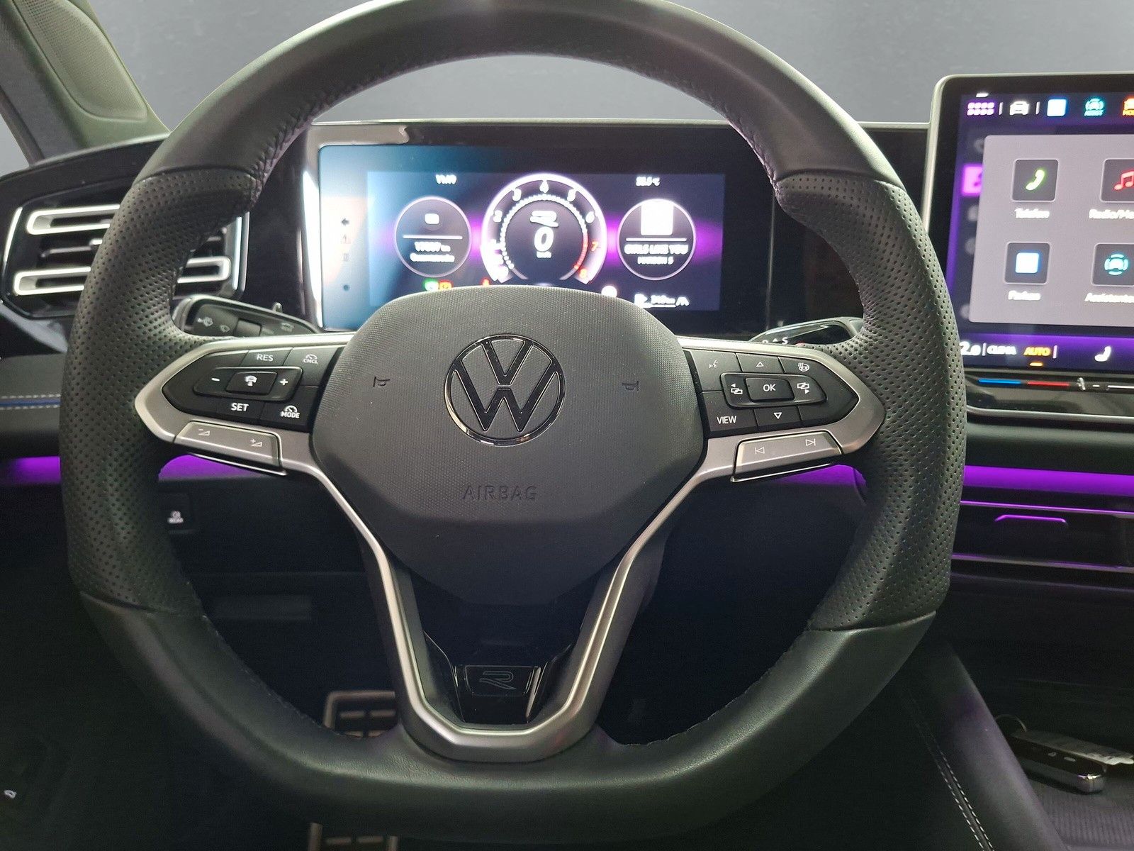 Fahrzeugabbildung Volkswagen Tiguan 1.5 eTSI R-Line 19"AHK PanoMatrix DCC