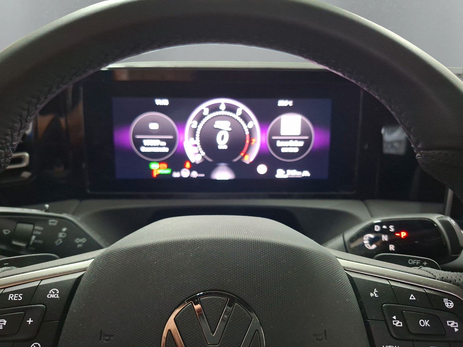 Fahrzeugabbildung Volkswagen Tiguan 1.5 eTSI R-Line 19"AHK PanoMatrix DCC