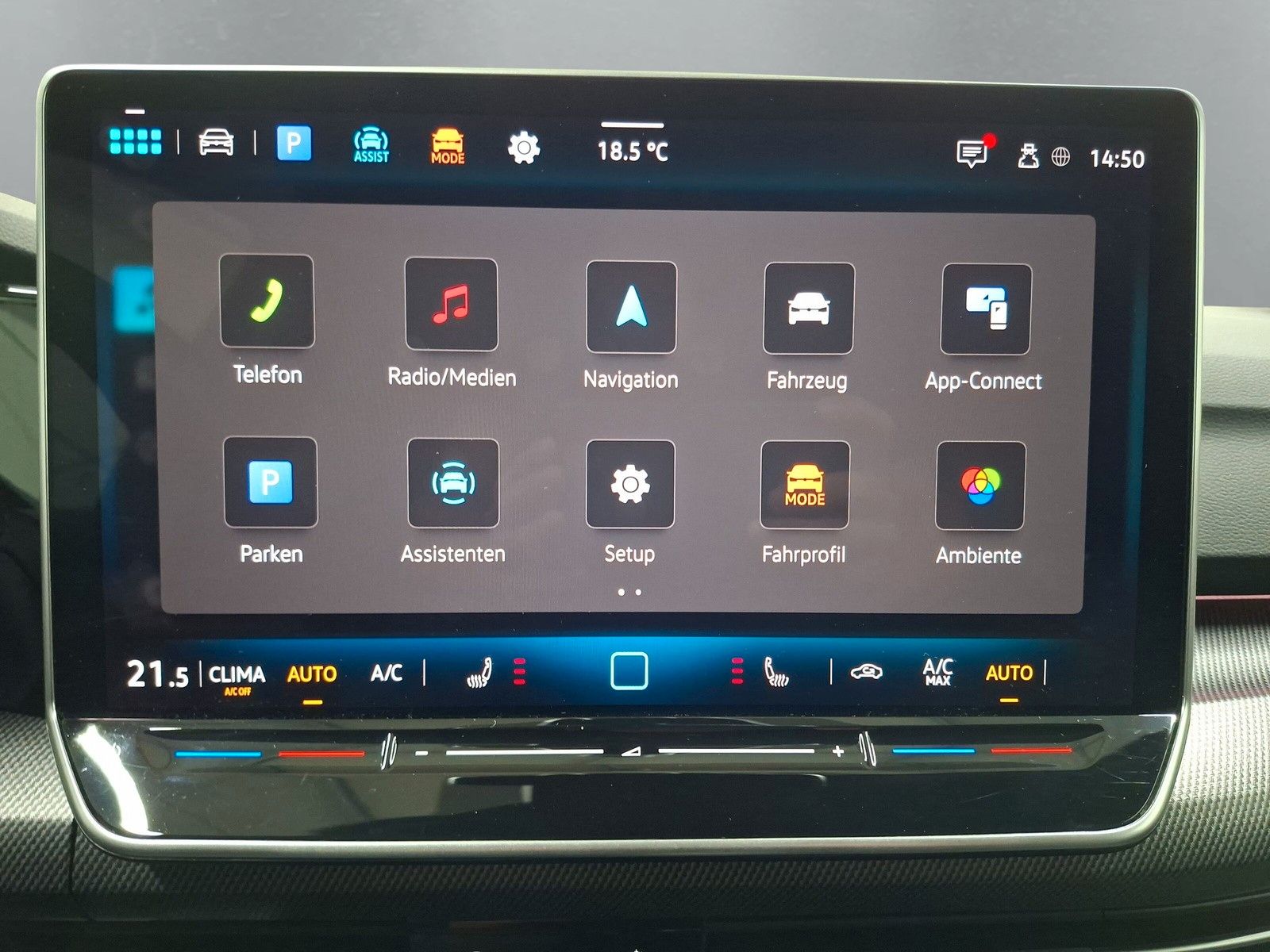 Fahrzeugabbildung Volkswagen Golf VIII 1.5 TSI R-Line ACC Rf.kamera LED