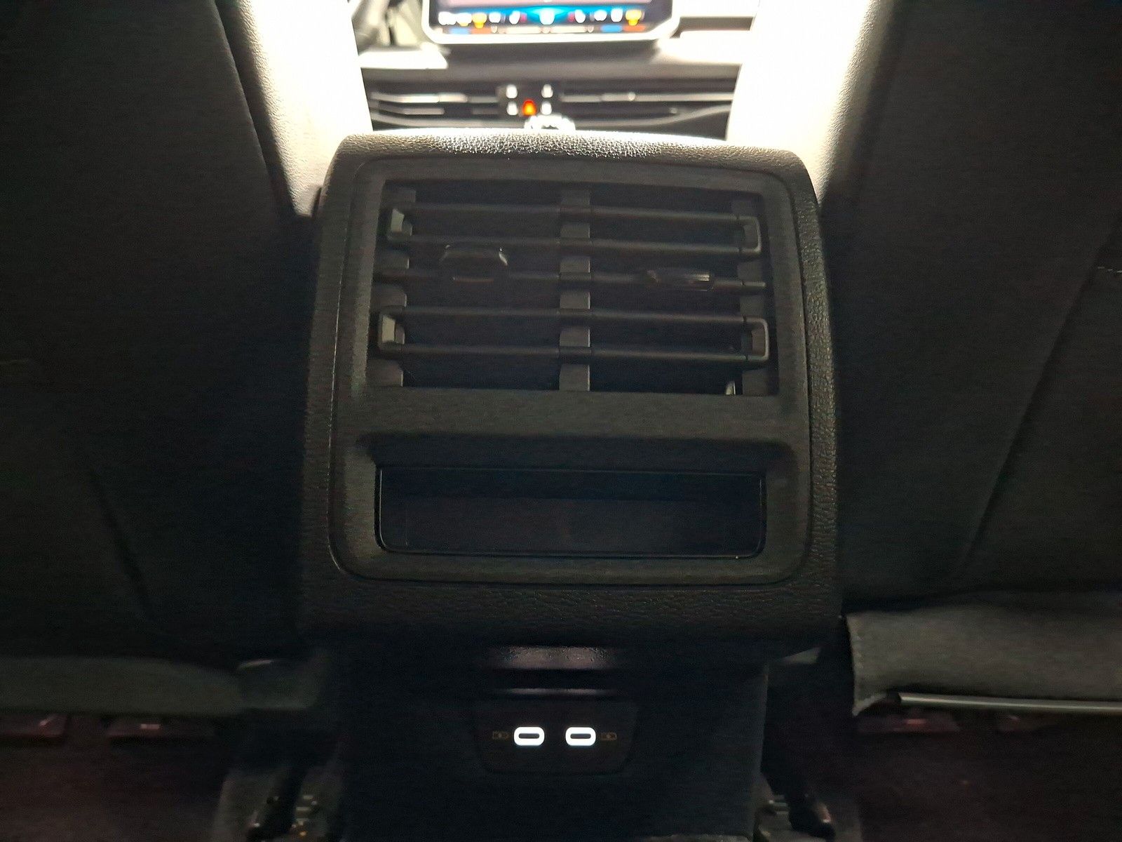 Fahrzeugabbildung Volkswagen Golf VIII 1.5 TSI R-Line ACC Rf.kamera LED