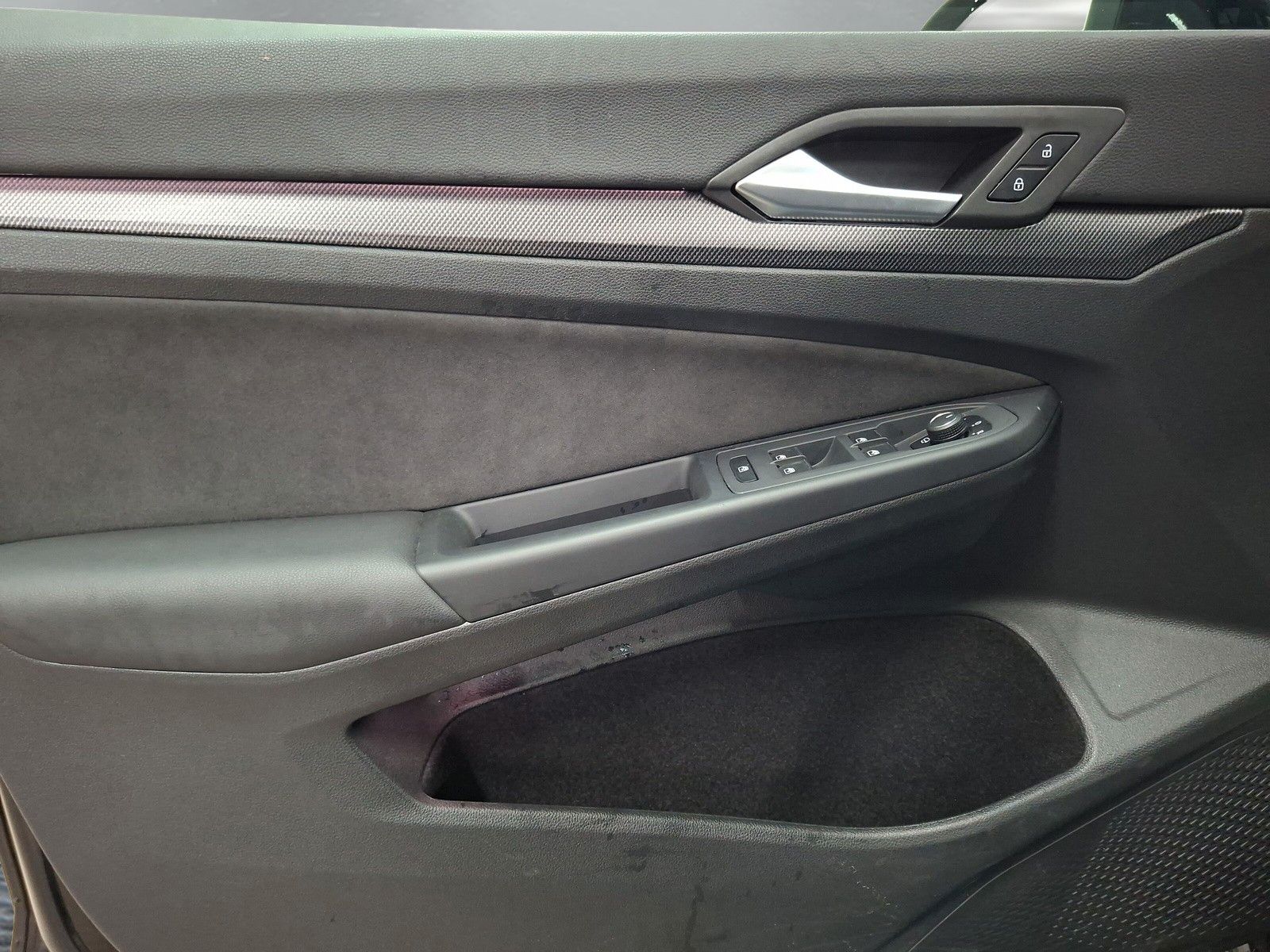 Fahrzeugabbildung Volkswagen Golf VIII 1.5 TSI R-Line ACC Rf.kamera LED