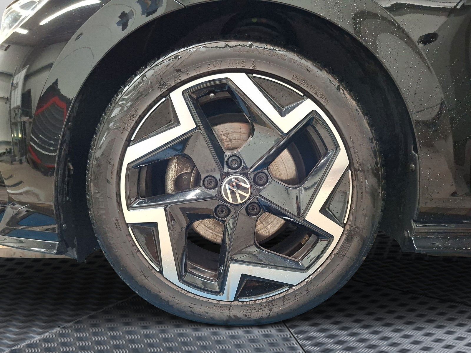 Fahrzeugabbildung Volkswagen Golf VIII 1.5 TSI R-Line ACC Rf.kamera LED