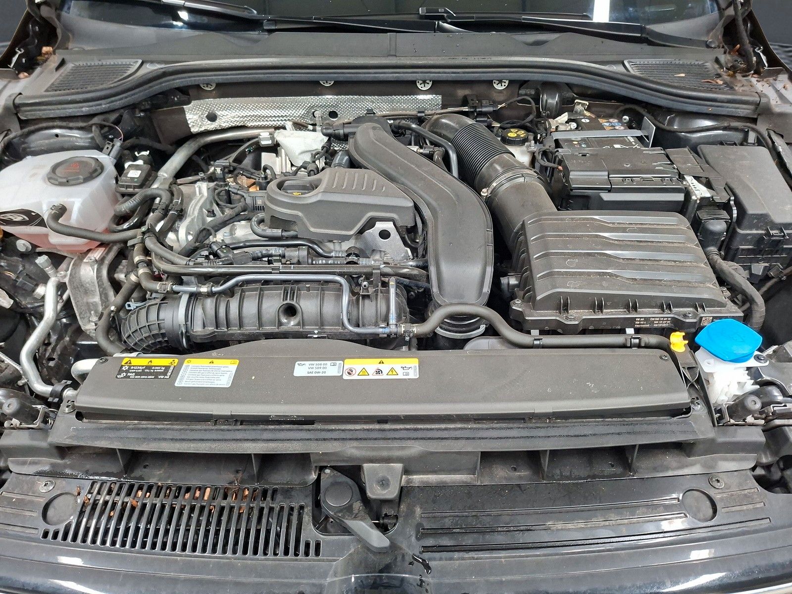 Fahrzeugabbildung Volkswagen Golf VIII 1.5 TSI R-Line ACC Rf.kamera LED