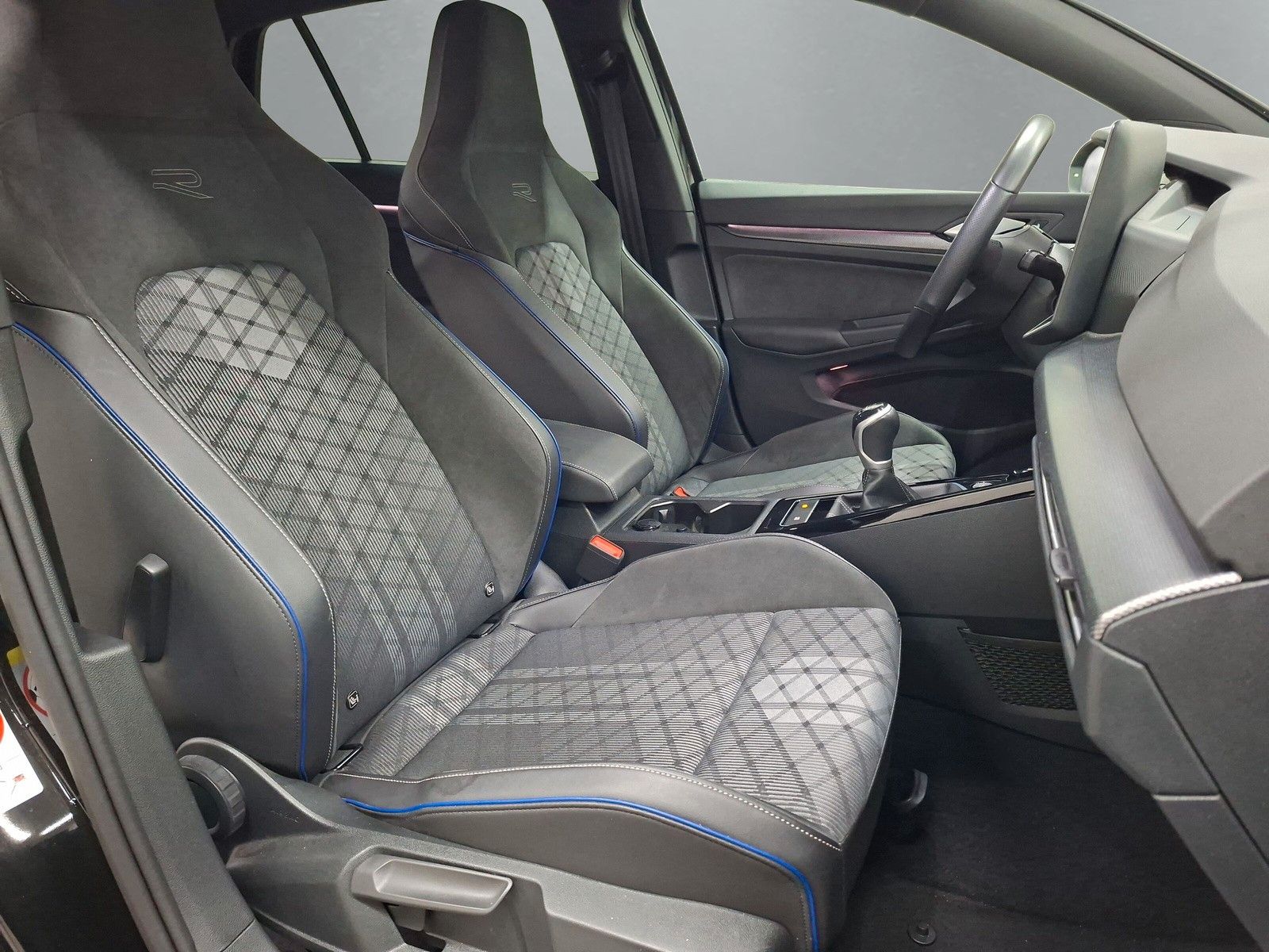 Fahrzeugabbildung Volkswagen Golf VIII 1.5 TSI R-Line ACC Rf.kamera LED
