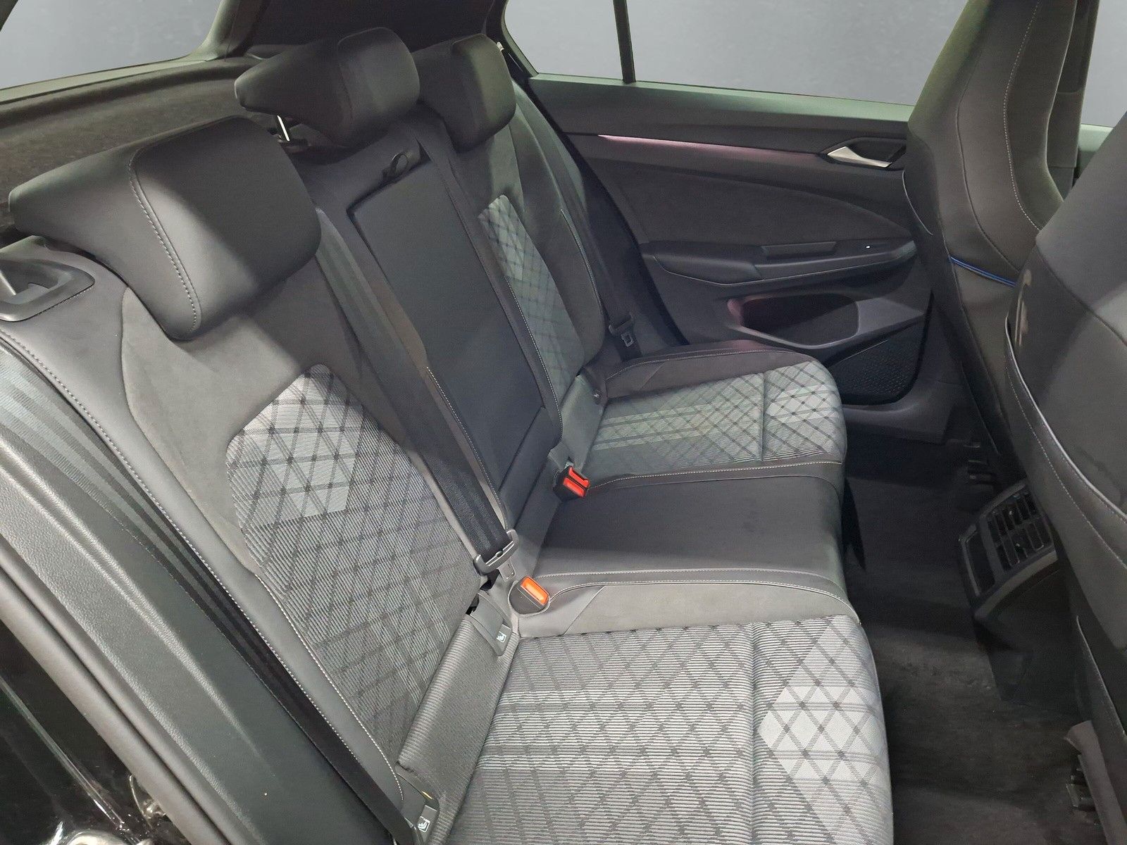 Fahrzeugabbildung Volkswagen Golf VIII 1.5 TSI R-Line ACC Rf.kamera LED