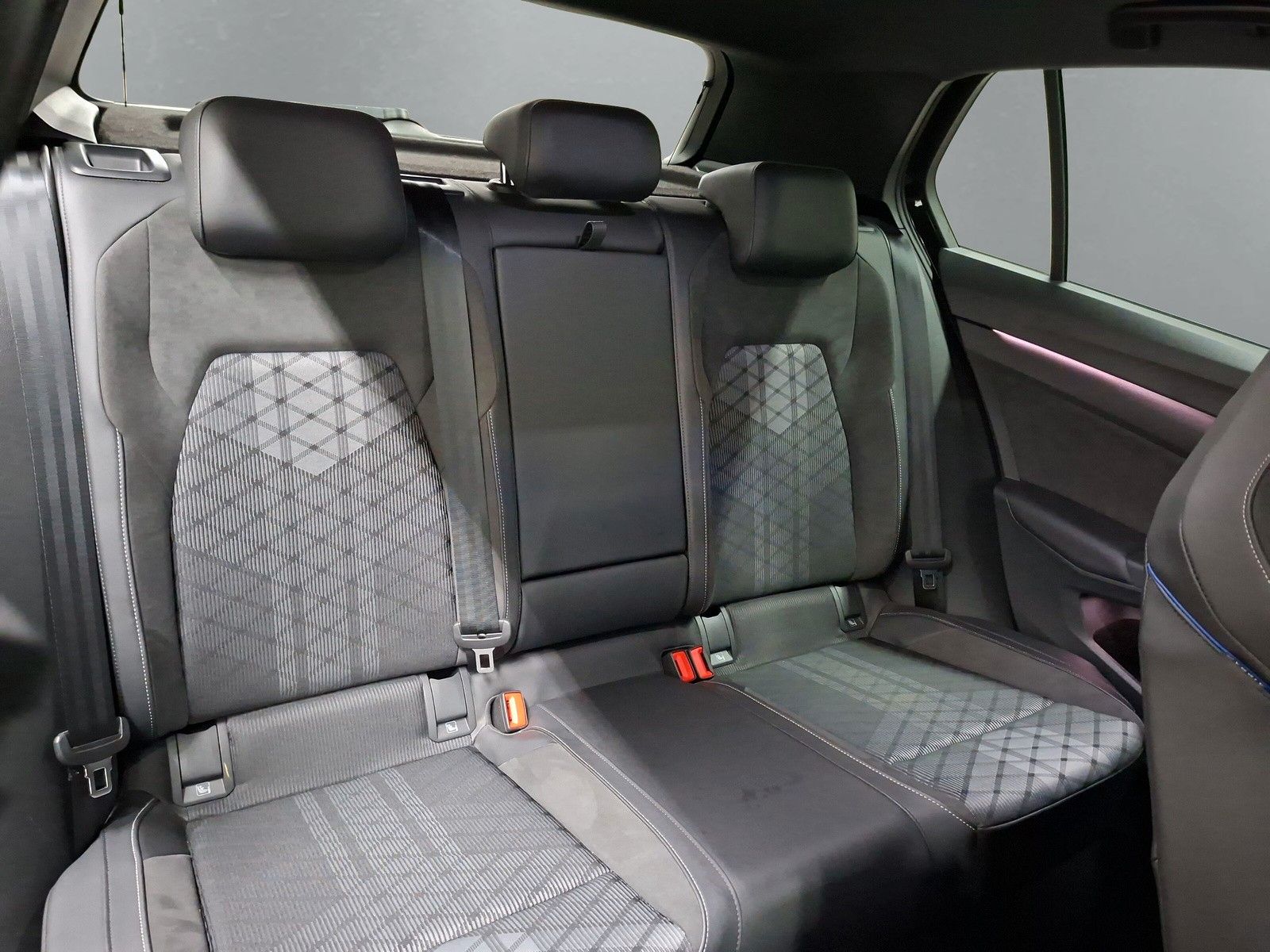 Fahrzeugabbildung Volkswagen Golf VIII 1.5 TSI R-Line ACC Rf.kamera LED