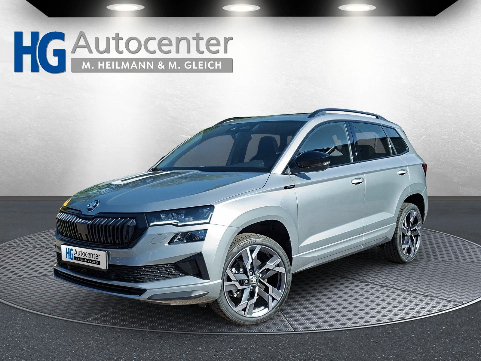 Fahrzeugabbildung SKODA Karoq 1.5 TSI Sportline Pano AHK Matrix 19" Side