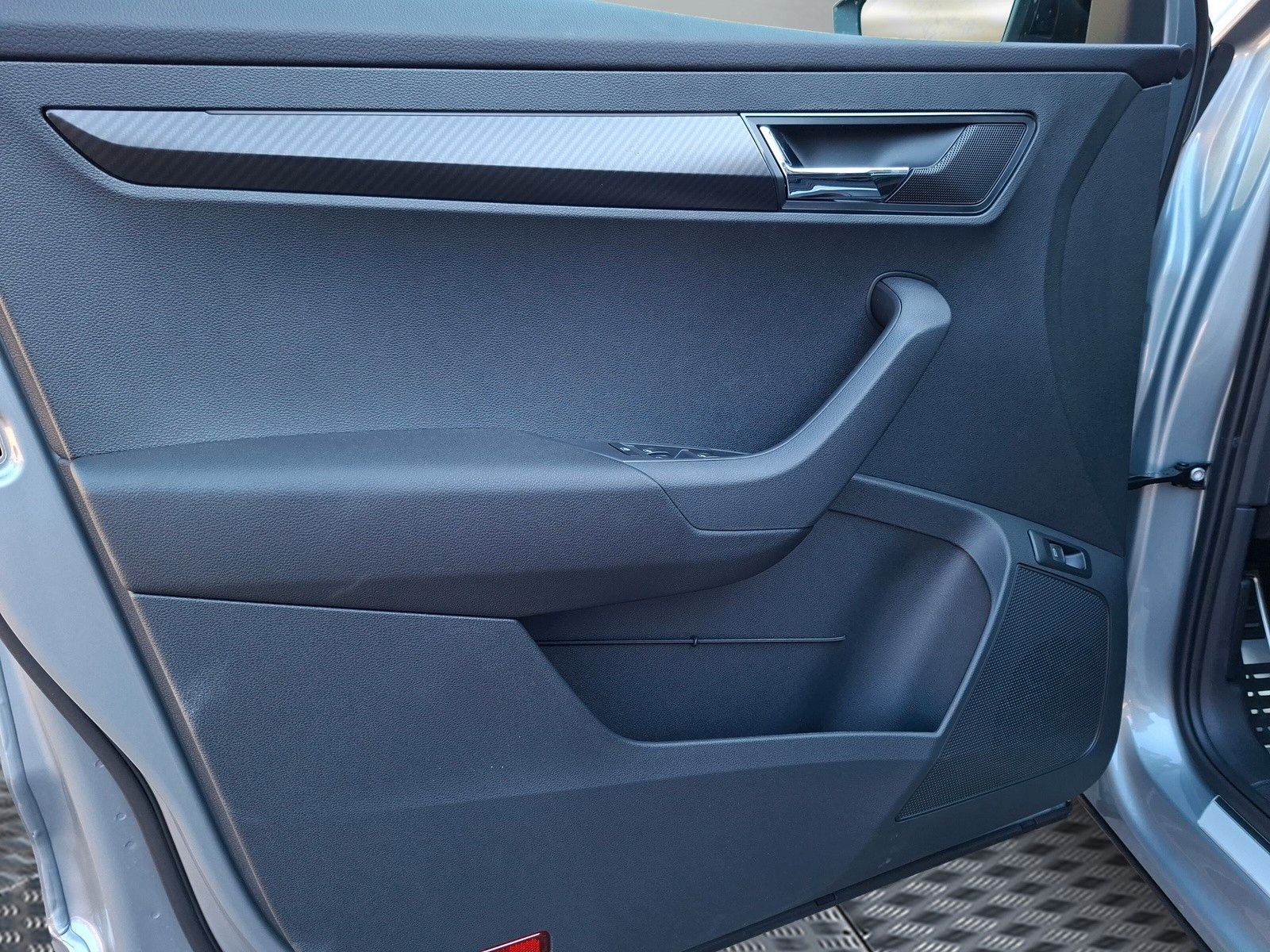 Fahrzeugabbildung SKODA Karoq 1.5 TSI Sportline Pano AHK Matrix 19" Side