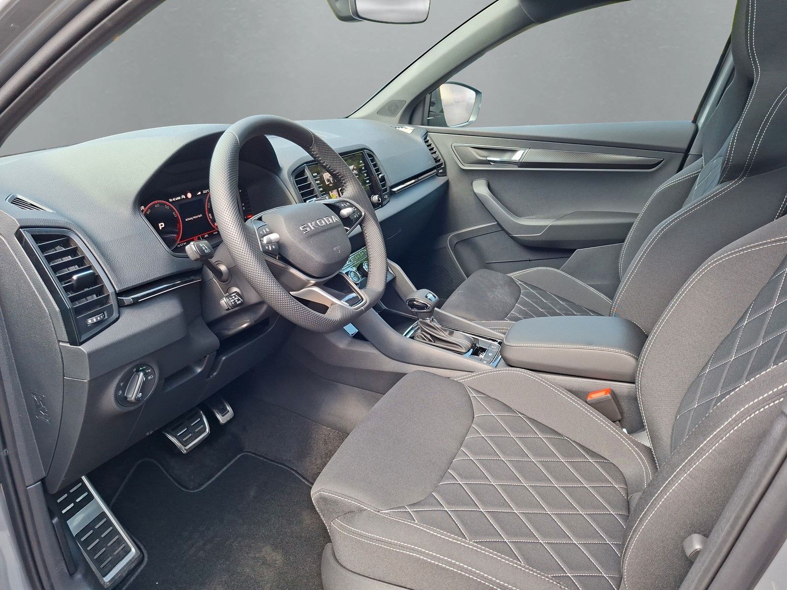 Fahrzeugabbildung SKODA Karoq 1.5 TSI Sportline Pano AHK Matrix 19" Side