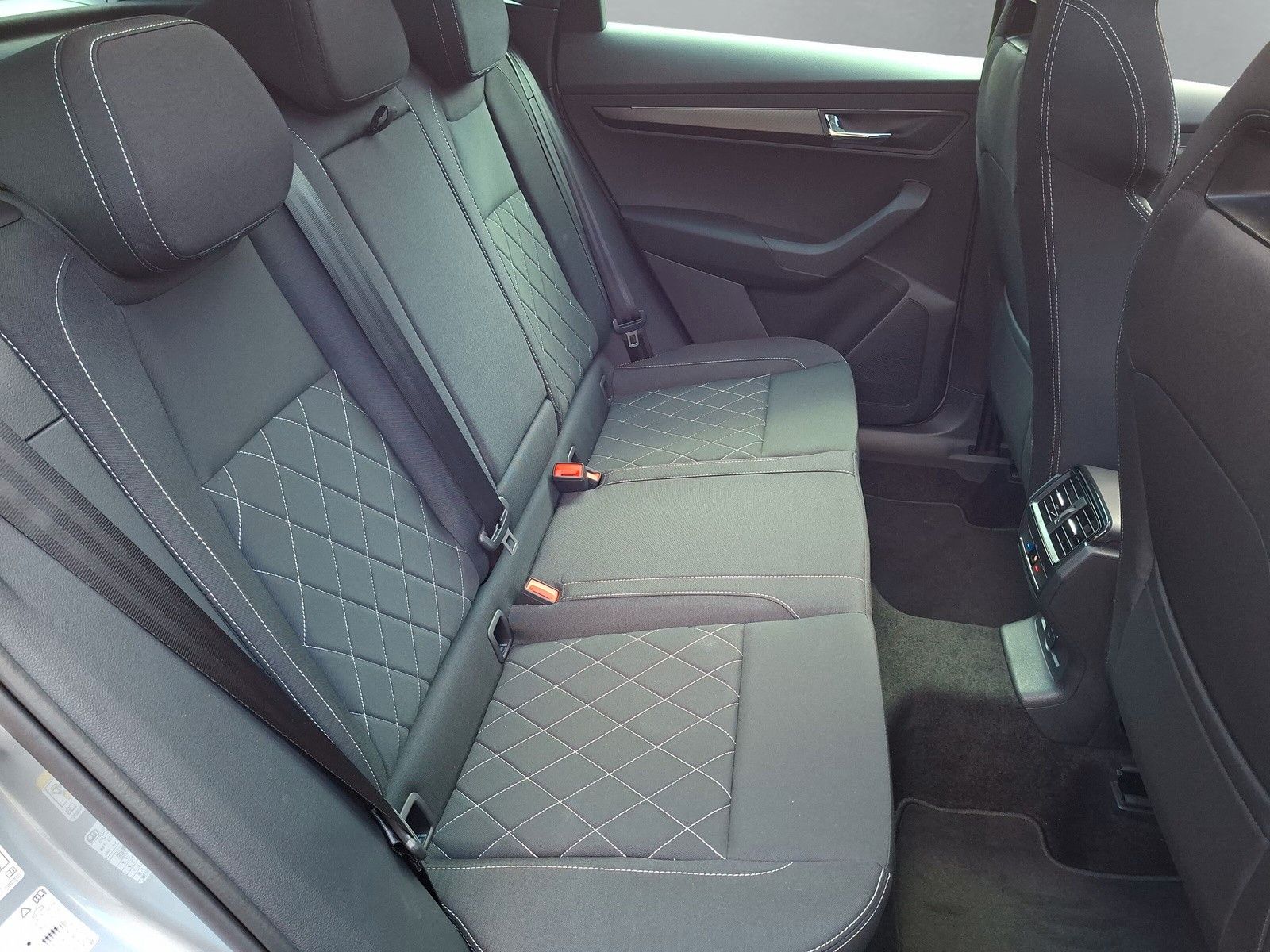 Fahrzeugabbildung SKODA Karoq 1.5 TSI Sportline Pano AHK Matrix 19" Side
