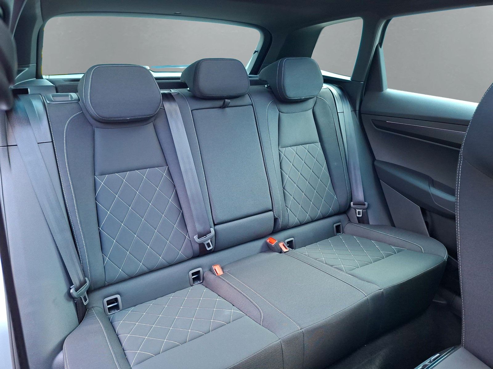 Fahrzeugabbildung SKODA Karoq 1.5 TSI Sportline Pano AHK Matrix 19" Side