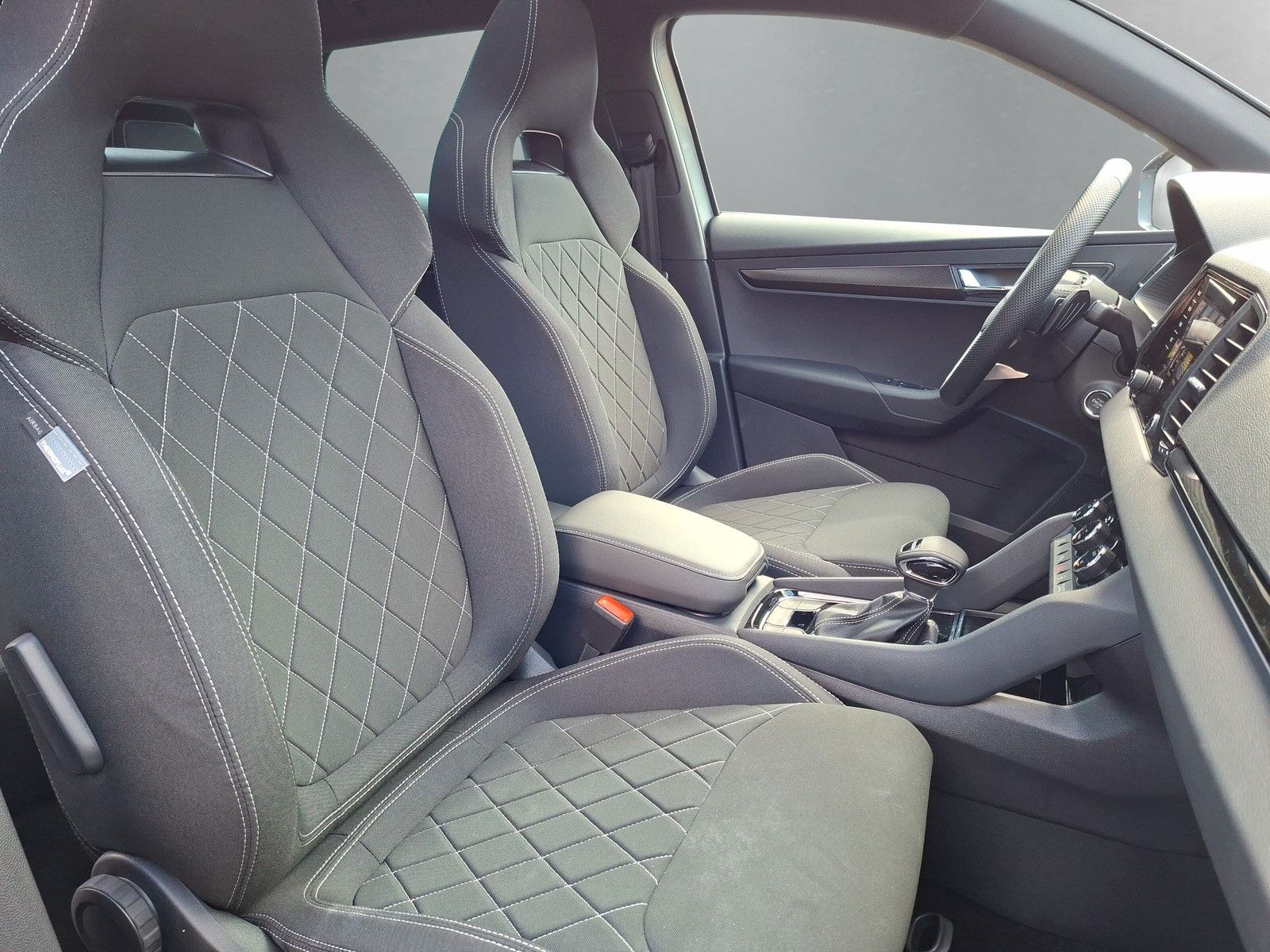 Fahrzeugabbildung SKODA Karoq 1.5 TSI Sportline Pano AHK Matrix 19" Side