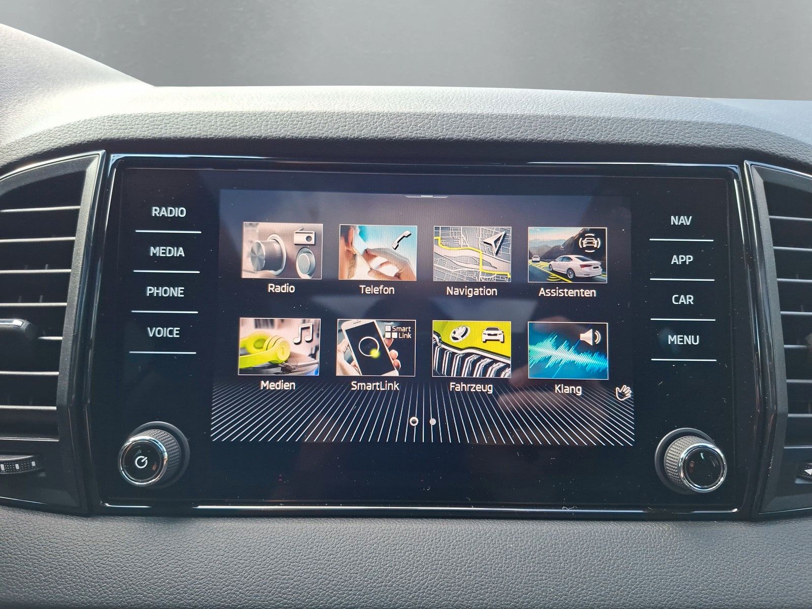 Fahrzeugabbildung SKODA Karoq 1.5 TSI Sportline Pano AHK Matrix 19" Side