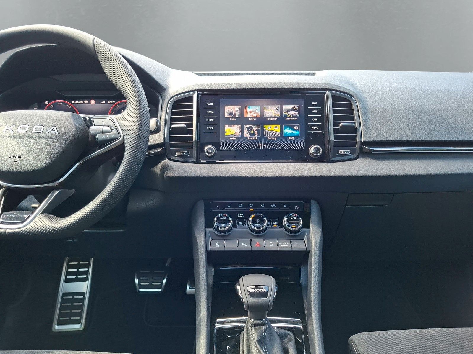 Fahrzeugabbildung SKODA Karoq 1.5 TSI Sportline Pano AHK Matrix 19" Side