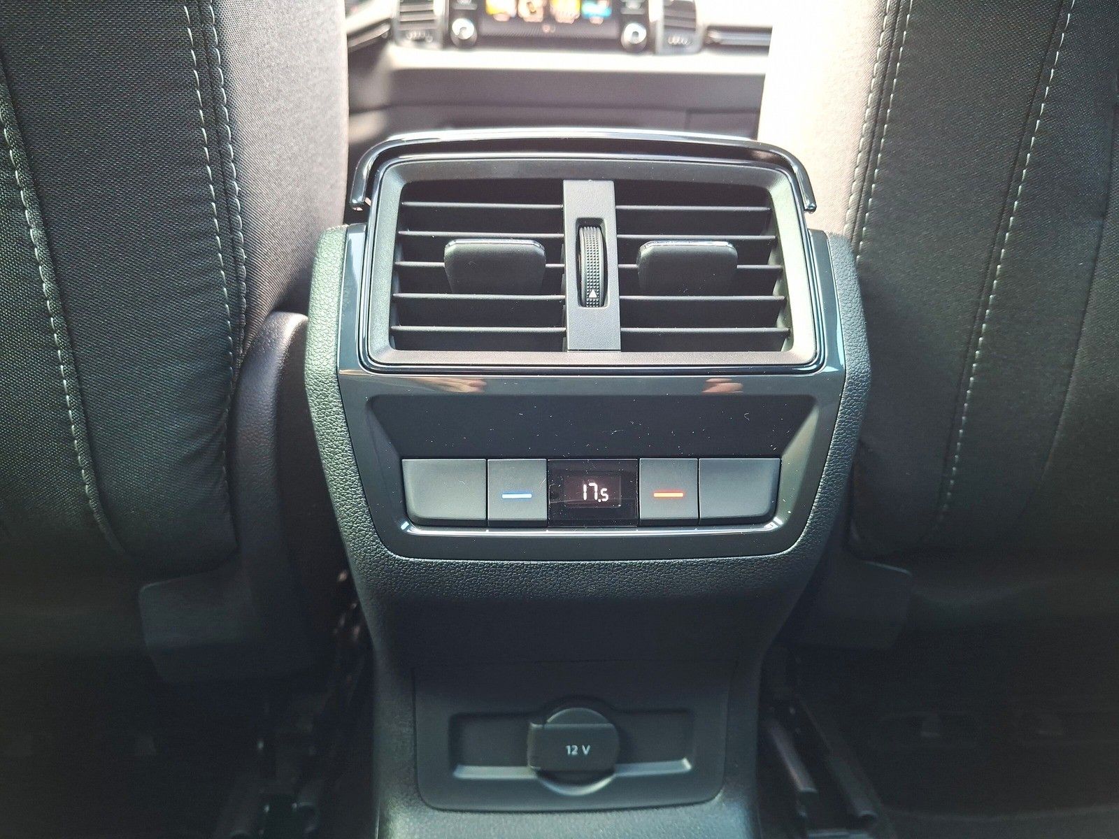 Fahrzeugabbildung SKODA Karoq 1.5 TSI Sportline Pano AHK Matrix 19" Side