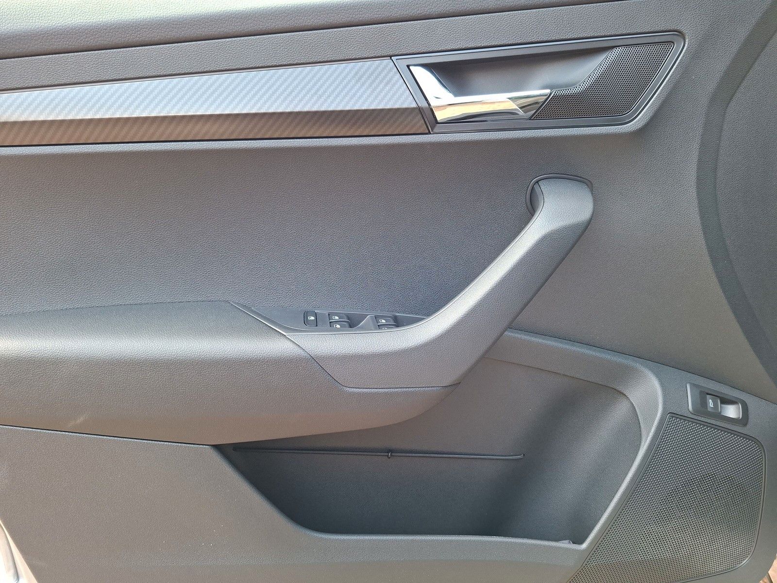 Fahrzeugabbildung SKODA Karoq 1.5 TSI Sportline Pano AHK Matrix 19" Side