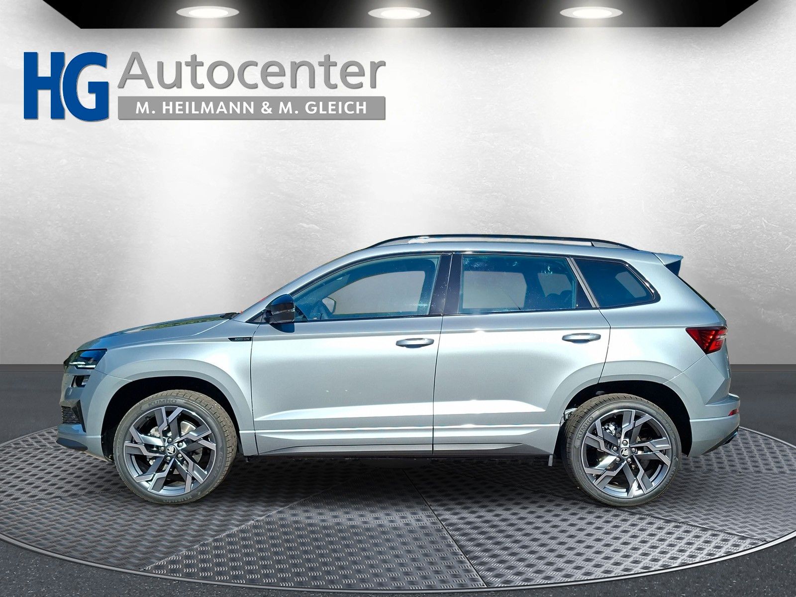 Fahrzeugabbildung SKODA Karoq 1.5 TSI Sportline Pano AHK Matrix 19" Side