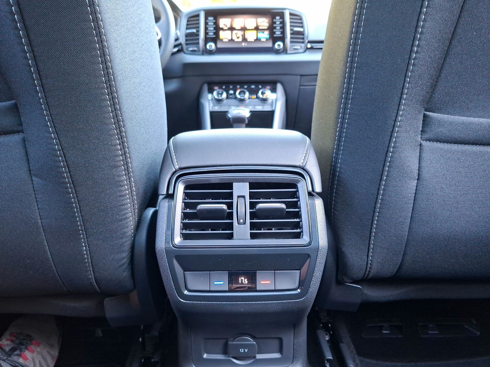 Fahrzeugabbildung SKODA Karoq 1.5 TSI Sportline Pano AHK Matrix 19" Side