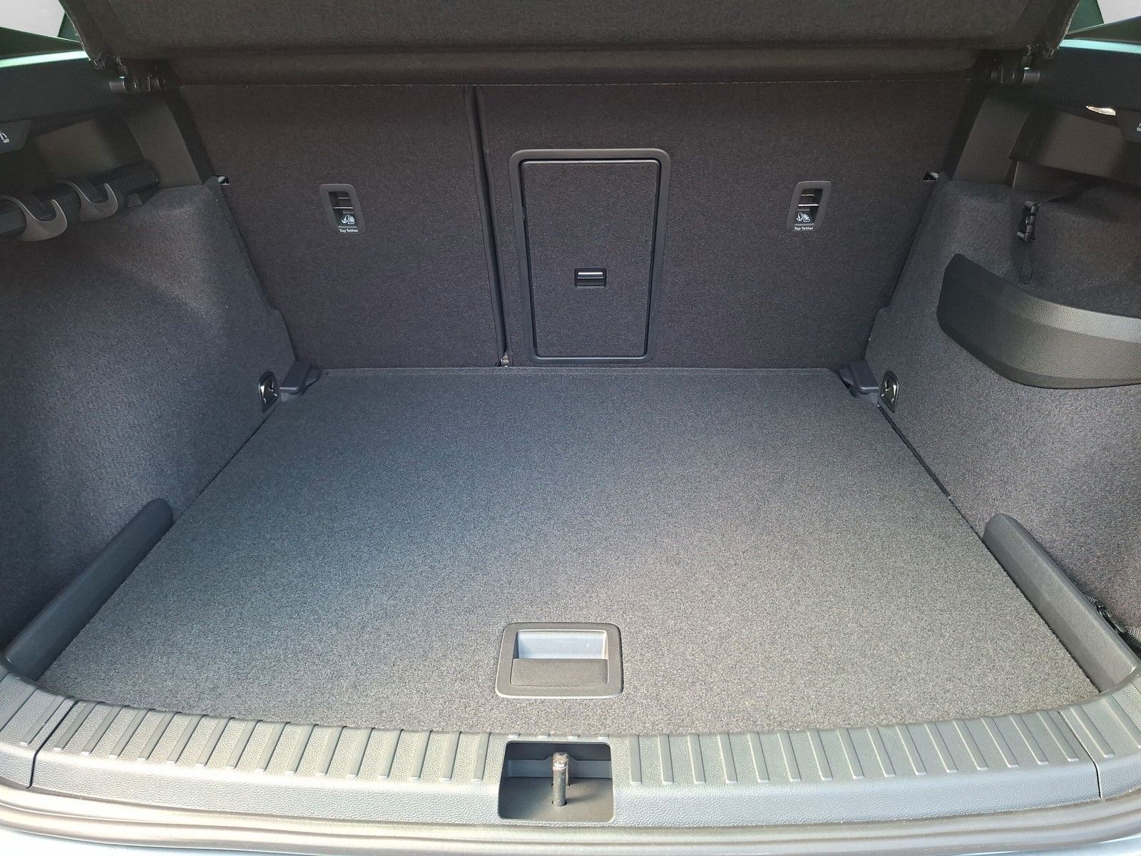 Fahrzeugabbildung SKODA Karoq 1.5 TSI Sportline Pano AHK Matrix 19" Side