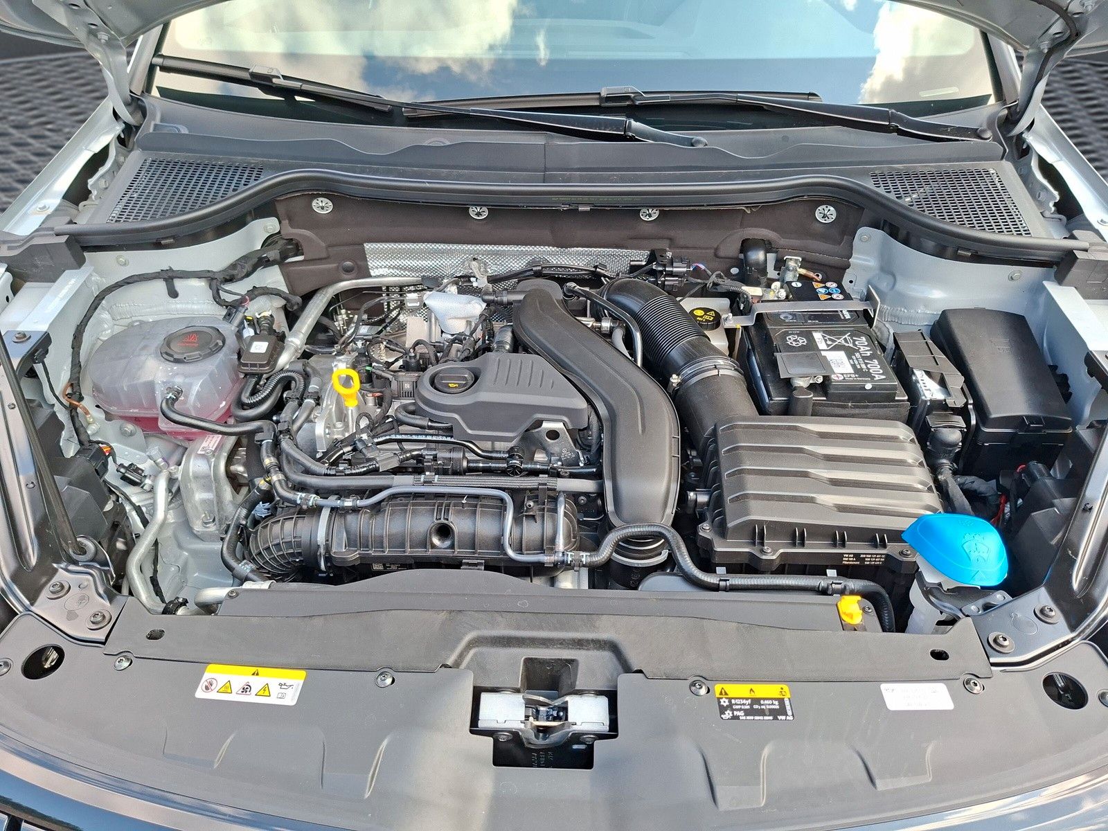 Fahrzeugabbildung SKODA Karoq 1.5 TSI Sportline Pano AHK Matrix 19" Side
