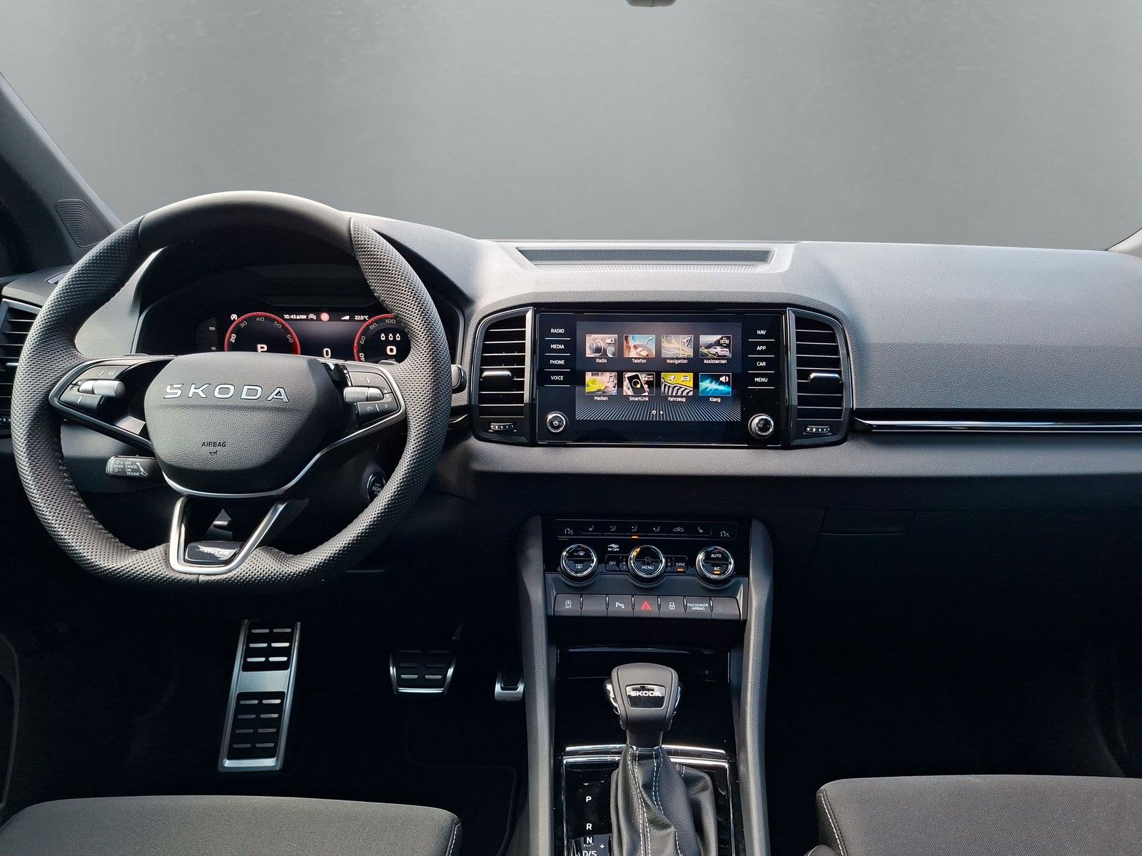 Fahrzeugabbildung SKODA Karoq 1.5 TSI Sportline Pano AHK Matrix 19" Side