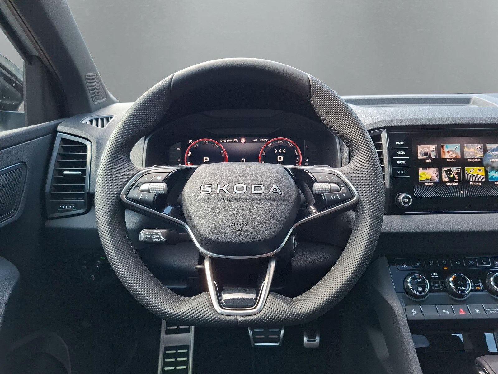 Fahrzeugabbildung SKODA Karoq 1.5 TSI Sportline Pano AHK Matrix 19" Side