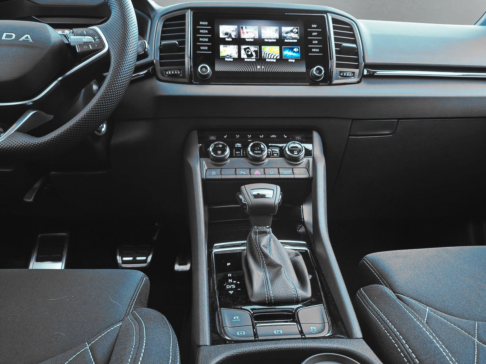 Fahrzeugabbildung SKODA Karoq 1.5 TSI Sportline Pano AHK Matrix 19" Side